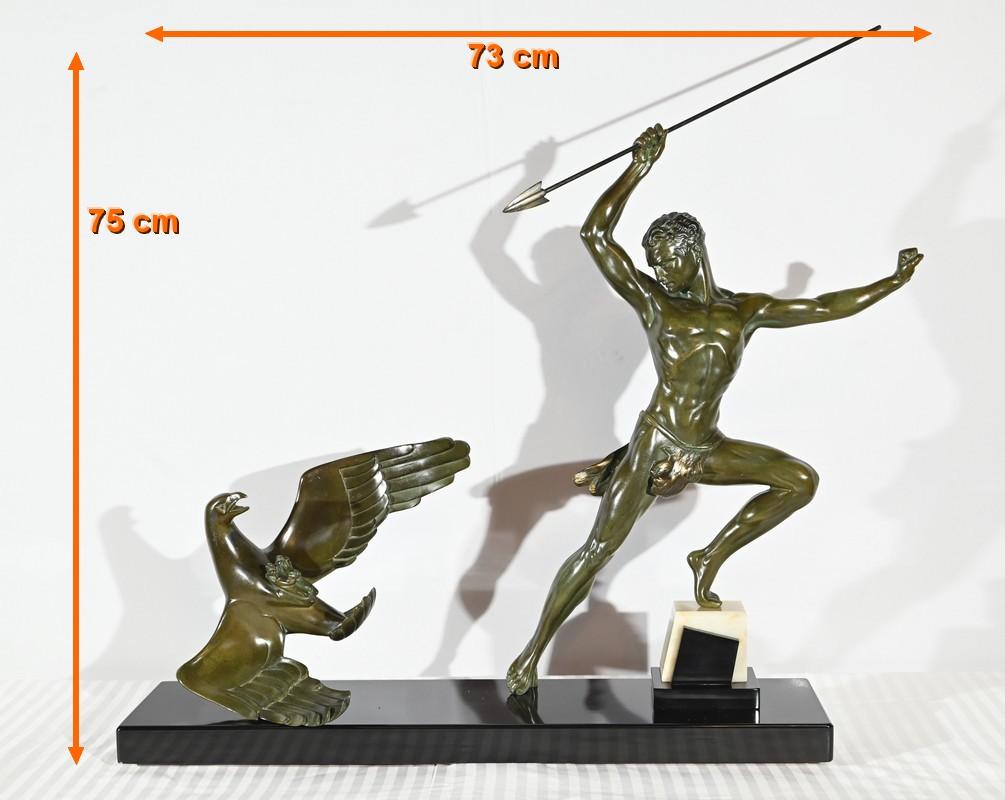 Groupe en bronze à patine verte, signé sur la base par le sculpteur français Jean de Roncourt (19e/20e siècle).
Cet artiste, qui a atteint l'apogée de sa gloire pendant la période Art déco, est réputé pour ses sculptures virtuoses de corps