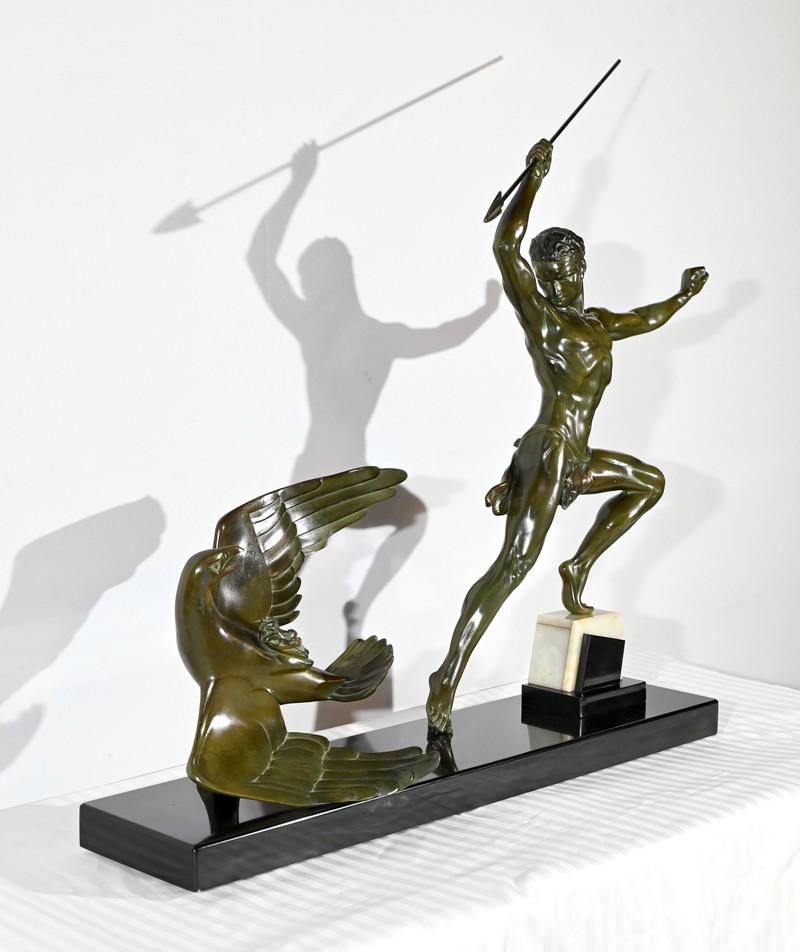 Français Chasse à l'aigle en bronze, signée J.de Roncourt, Art déco - 1930 en vente