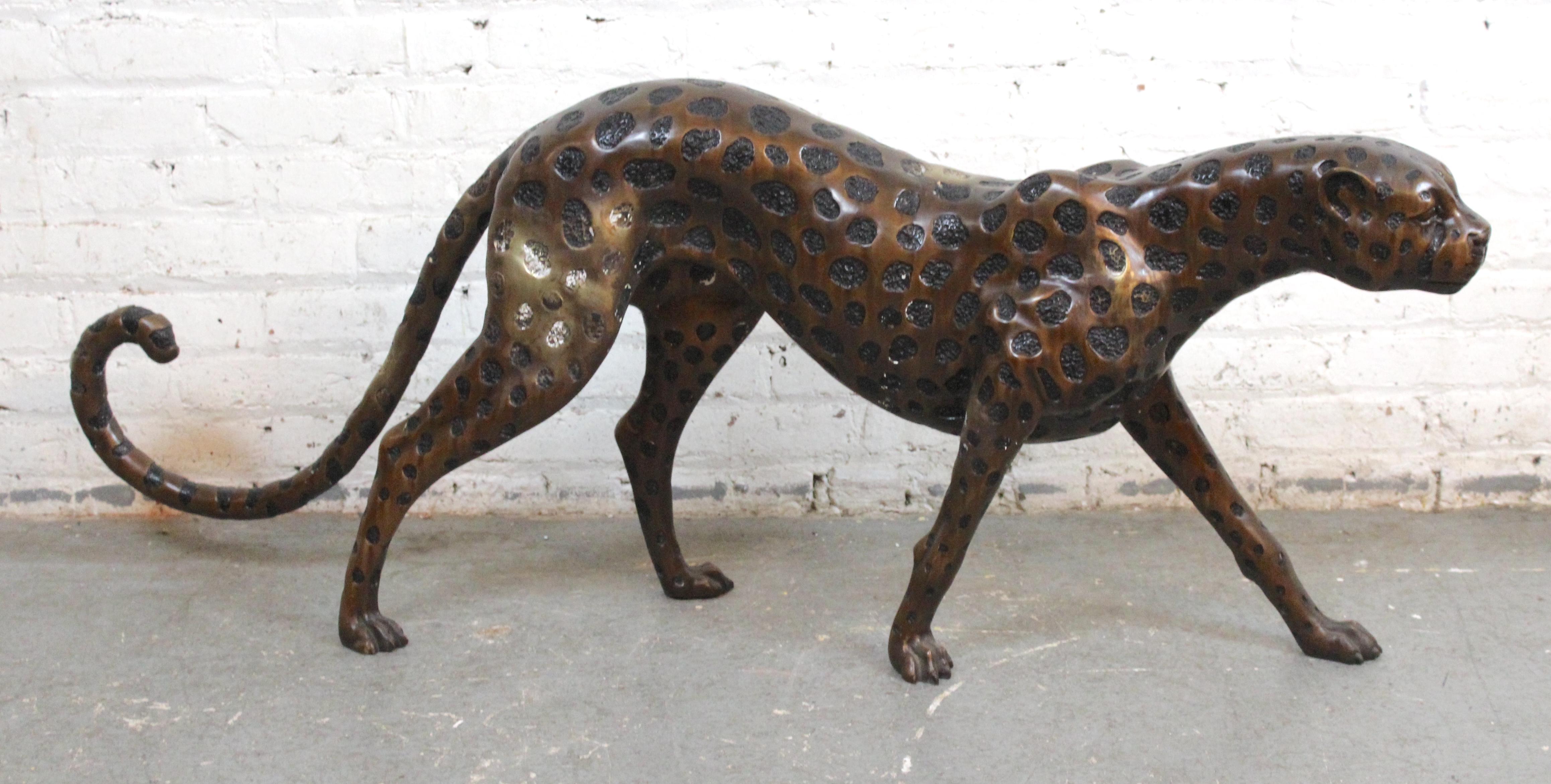 Questo gatto selvatico è realizzato in bronzo con macchie nere, in posa da caccia. Bellissimi dettagli con una costruzione pesante. Questo gatto è uno spettacolo che protegge il tuo salotto o il tuo giardino.
Si prega di confermare la posizione NY o