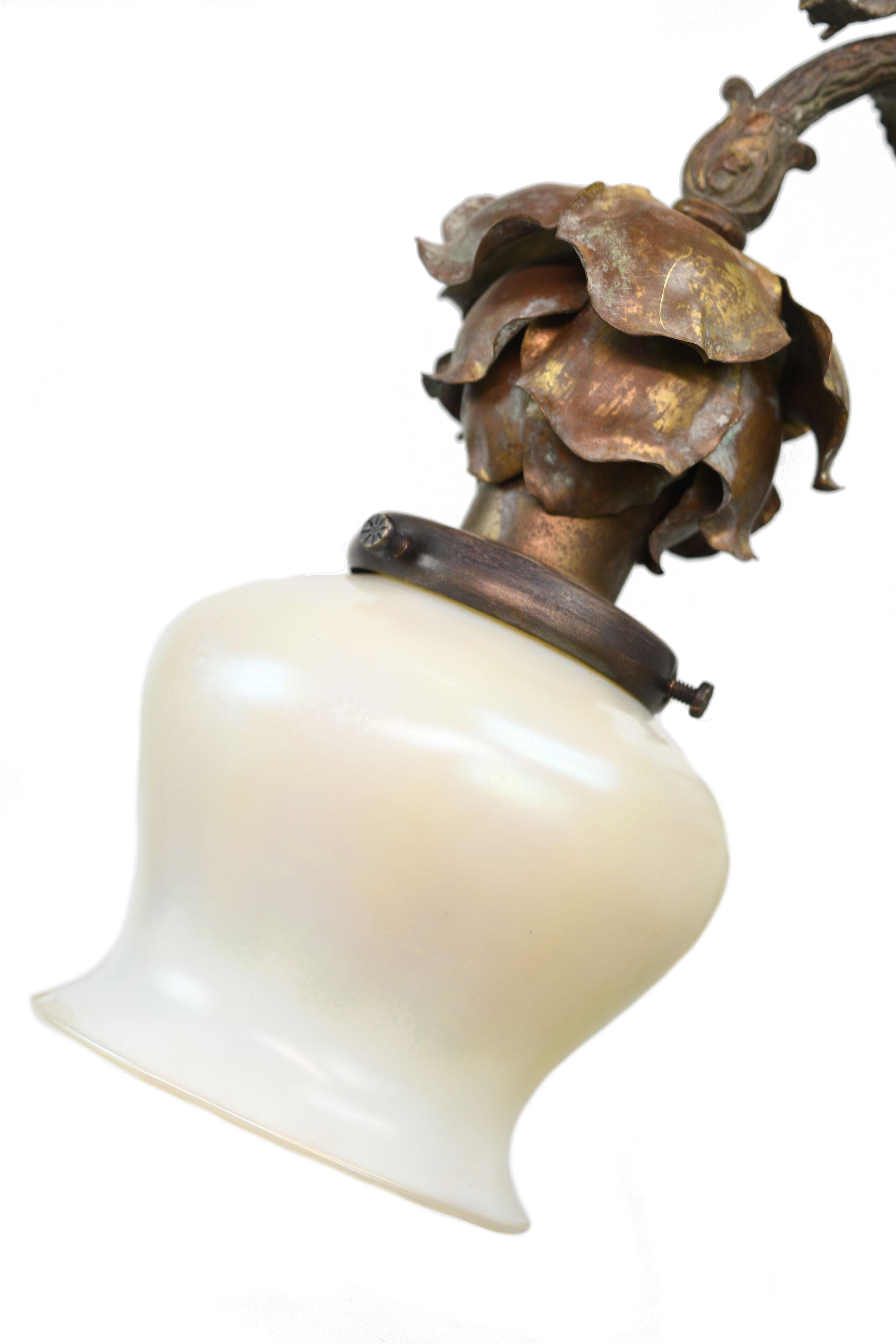 Lampe chérubin en bronze avec abat-jour en verre d'art Bon état - En vente à Minneapolis, MN