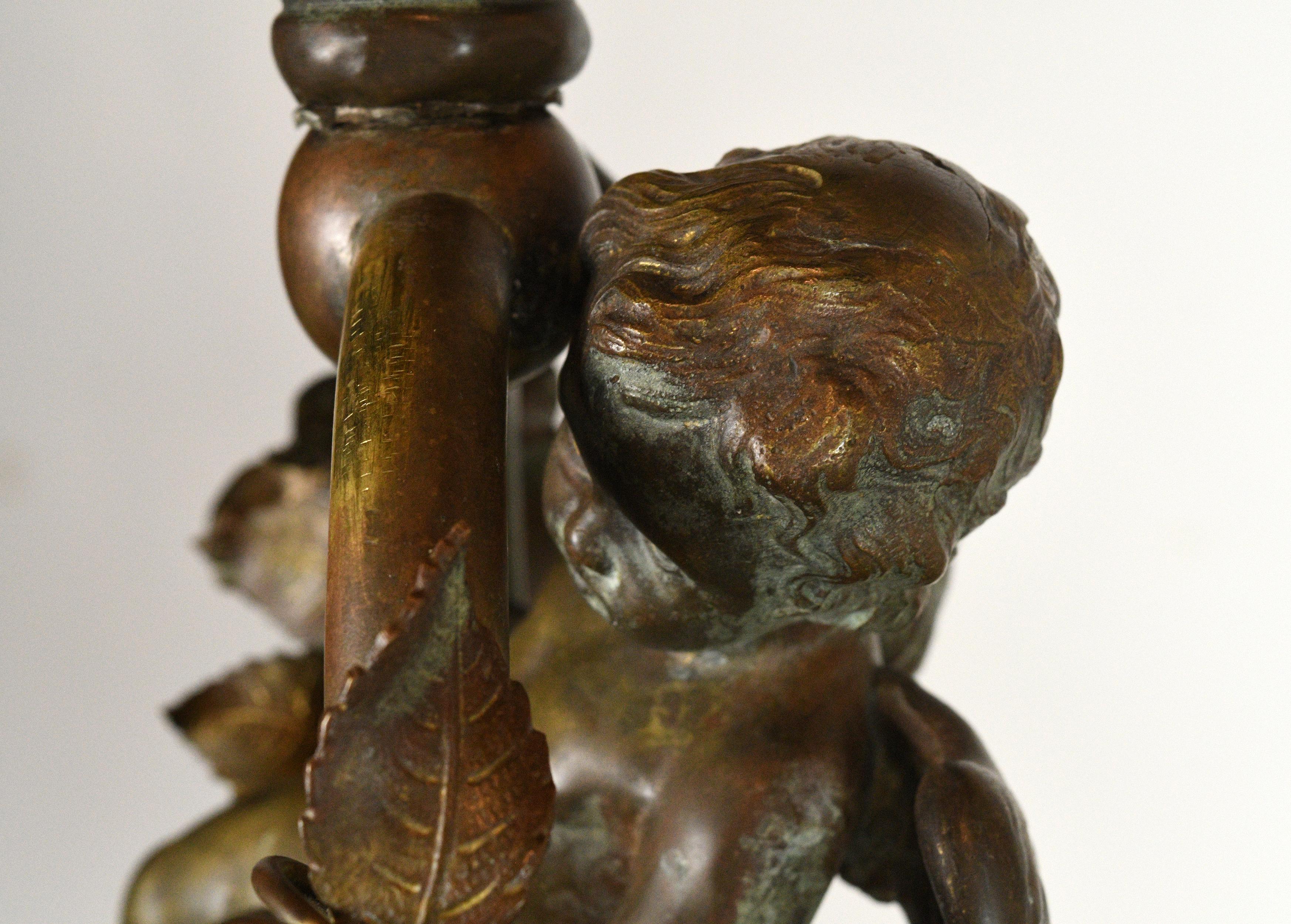 Lampe chérubin en bronze avec abat-jour en verre d'art en vente 2