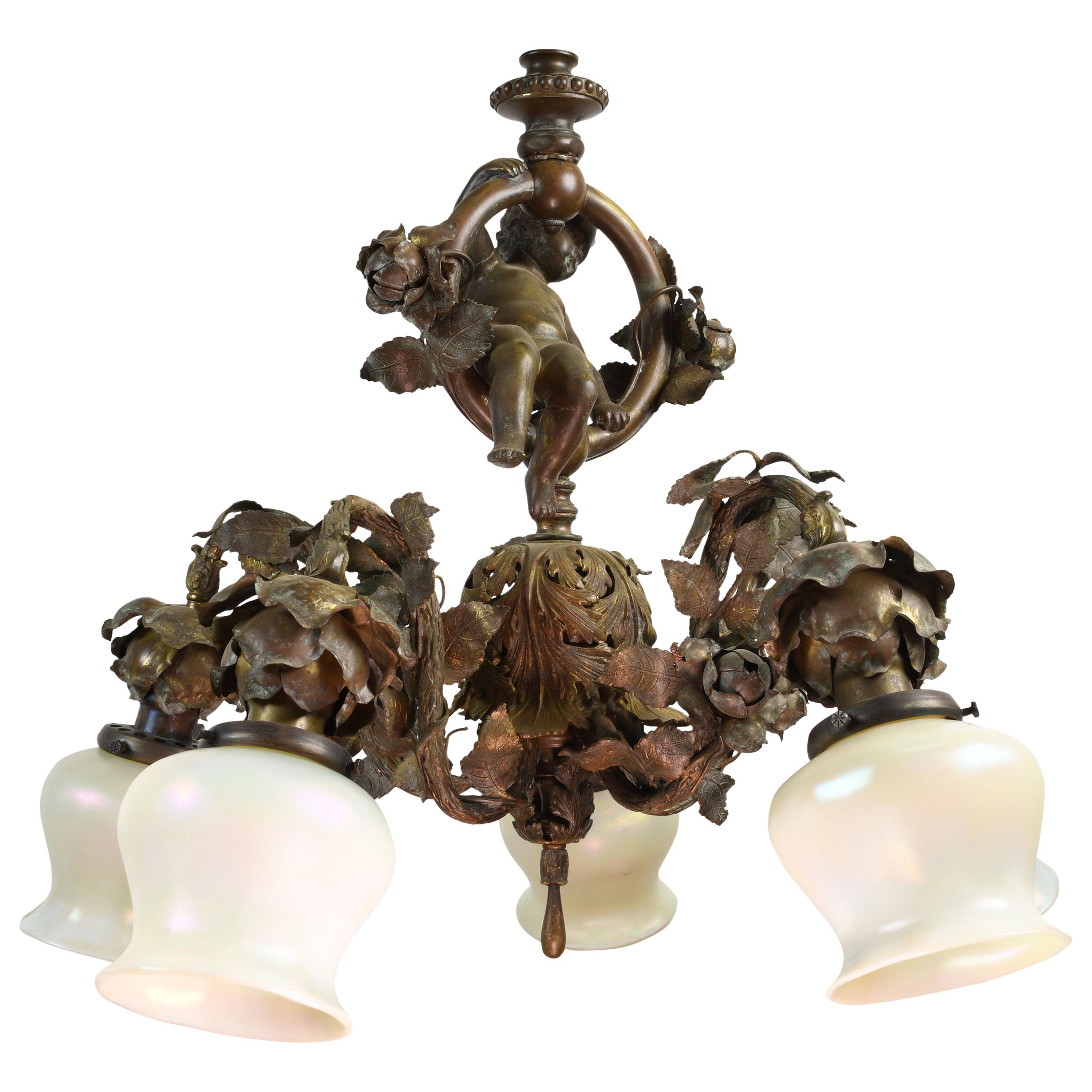 Lampe chérubin en bronze avec abat-jour en verre d'art en vente