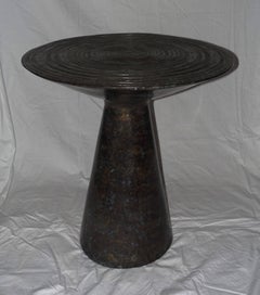 Mesa auxiliar con tapa de diseño de tambor Chieftain de bronce, Camboya, Contemporáneo