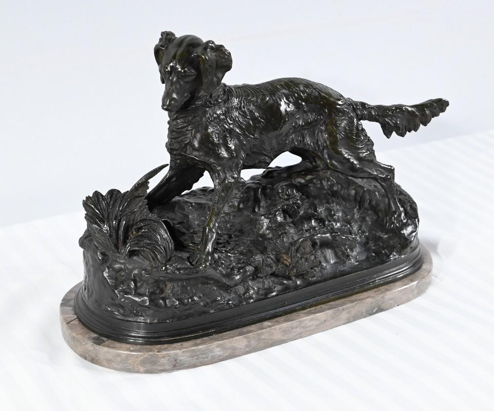 Bronze with a brown patina signed by the French sculptor Pierre Jules Mêne (1810-1979).
Mêne, a pioneer in animal sculpture, is known for the quality and perfection of his works.
This bronze depicts a spaniel in a guard position, staring fixedly at