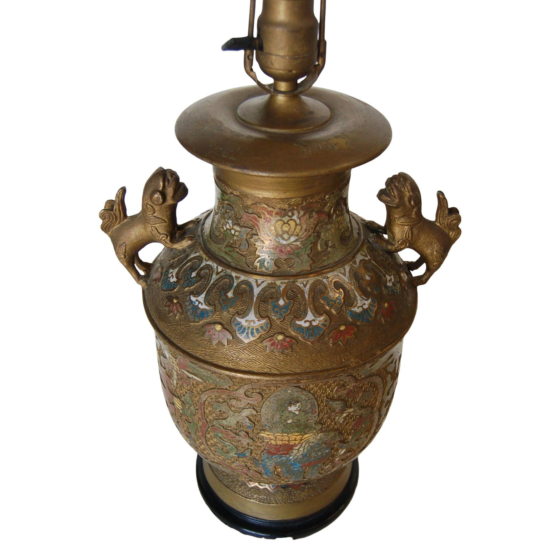 Américain Lampe de bureau chinoise en bronze cloisonné avec chiens de garde Foo en vente