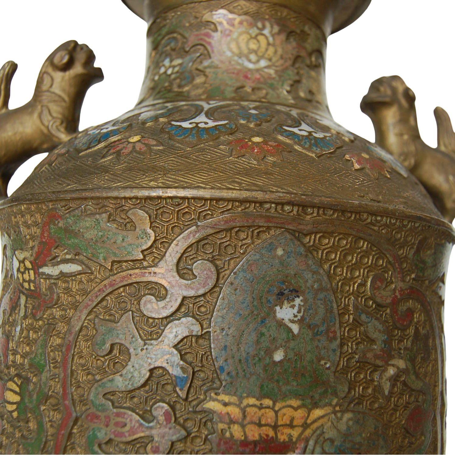 Milieu du XXe siècle Lampe de bureau chinoise en bronze cloisonné avec chiens de garde Foo en vente