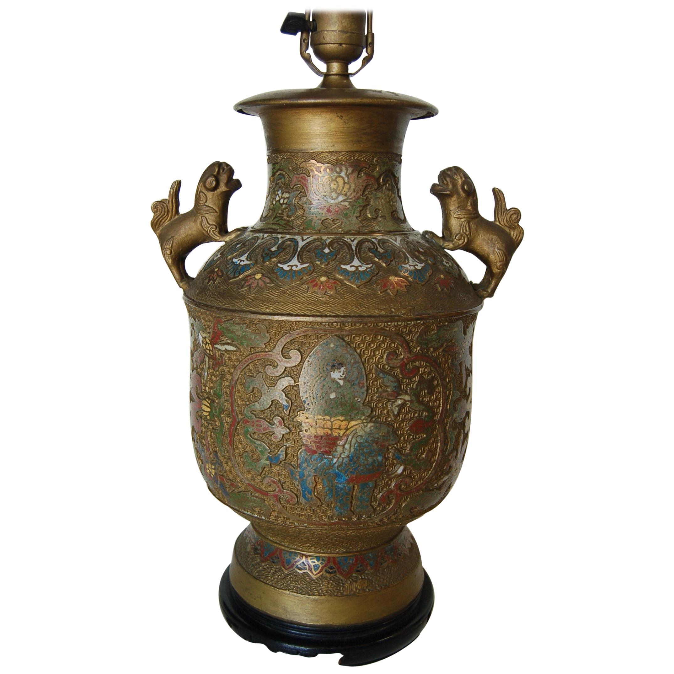 Lámpara de mesa china de cloisonné y bronce con perros guardianes Foo