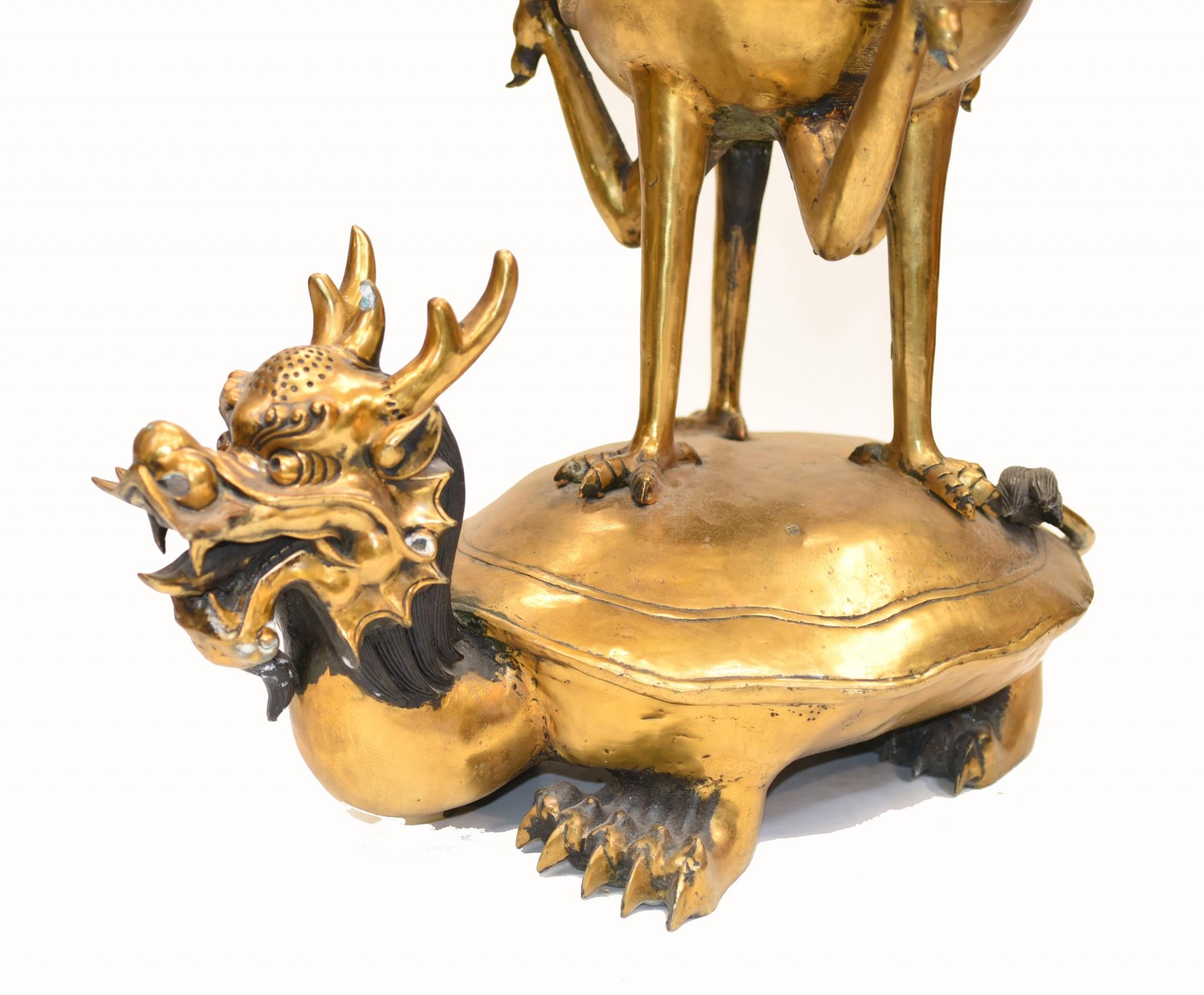 - Brûleur d'encens excentrique en bronze pour temple chinois
- En forme de dragon-tortue, d'où jaillissent les grues.
- Bonne taille  à plus d'un mètre de haut - 96 CM
- Il aurait probablement travaillé à l'origine dans un temple
- Belle patine de