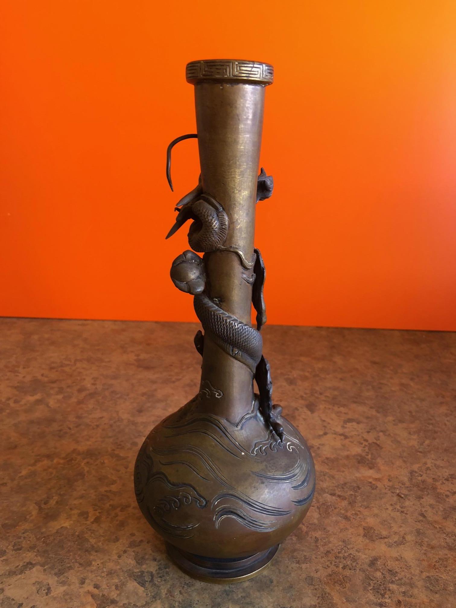 Vaso di bronzo con drago cinese In condizioni buone in vendita a San Diego, CA