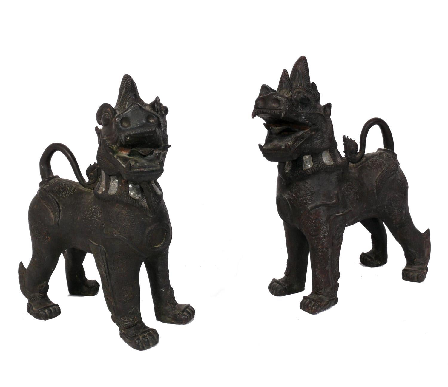 Paar asiatische Bronze- und Glaseinlegearbeiten Foo Dogs oder Kylin Dragon, wahrscheinlich chinesisch, um 1950 oder früher. Sie haben ihre warme, ursprüngliche Patina behalten. Sie wurden aus dem Nachlass eines japanischen Amerikaners in Manhattan