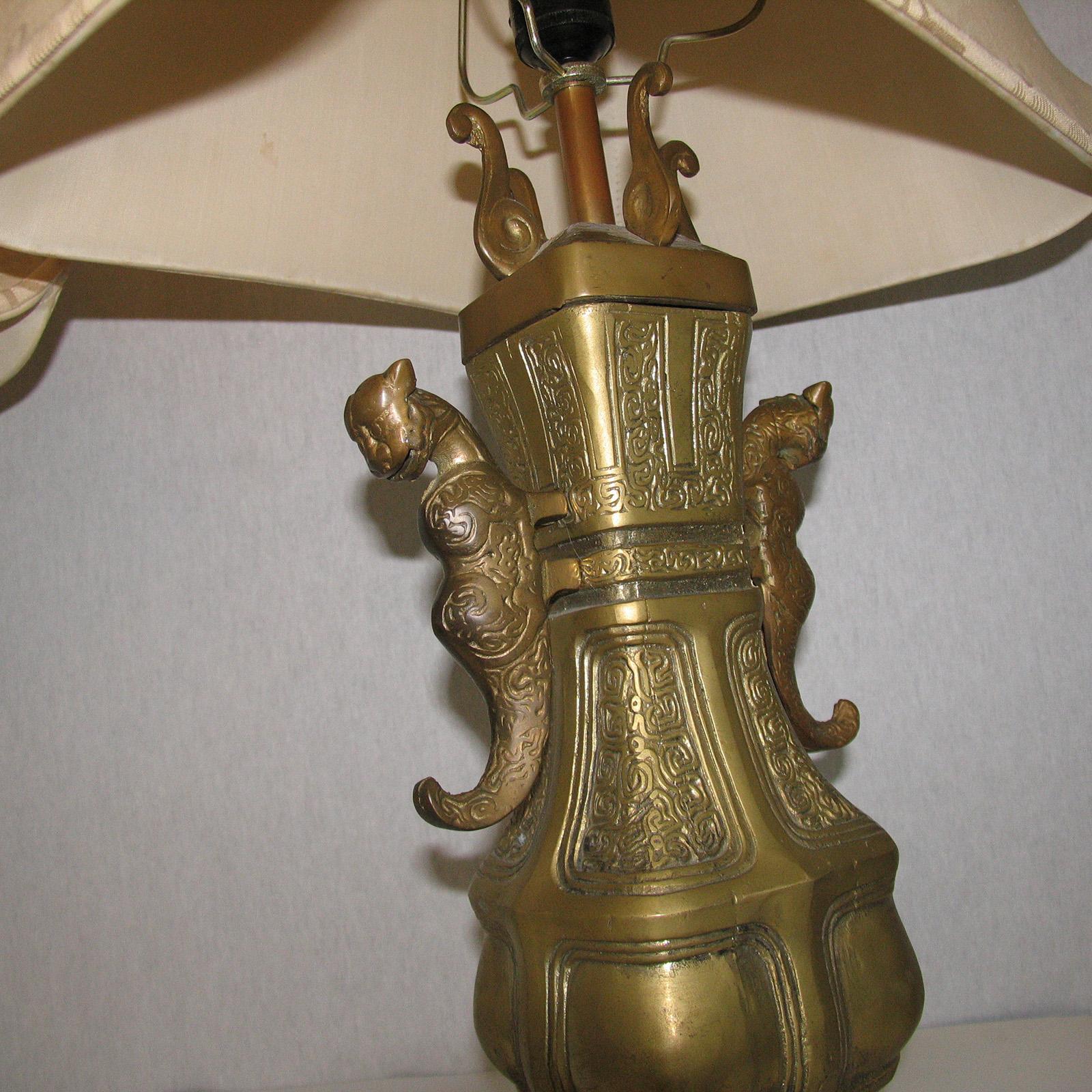 Chinesische Bronze-Tischlampen mit Pagodenschirmen aus Seide im Angebot 4