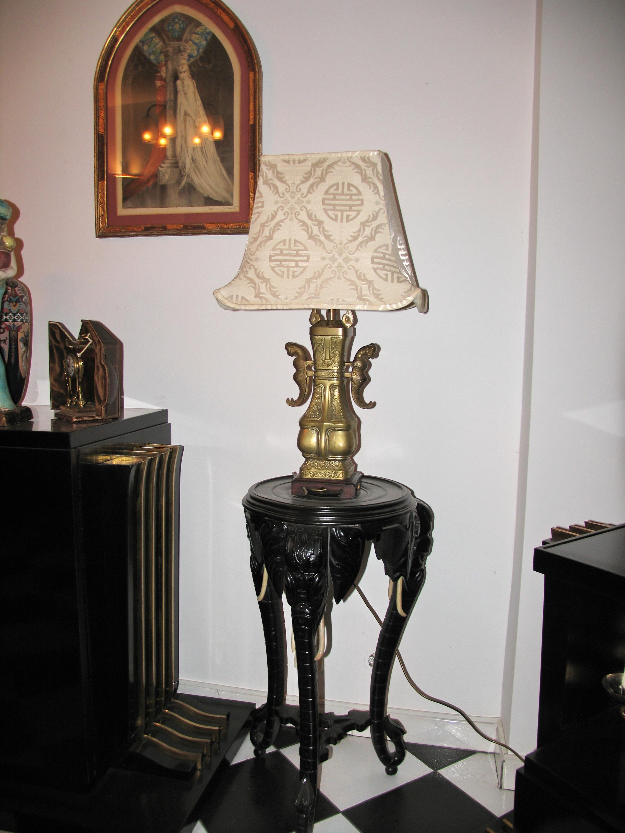 Lampade da tavolo cinesi in bronzo con paralumi a pagoda in seta in vendita 1