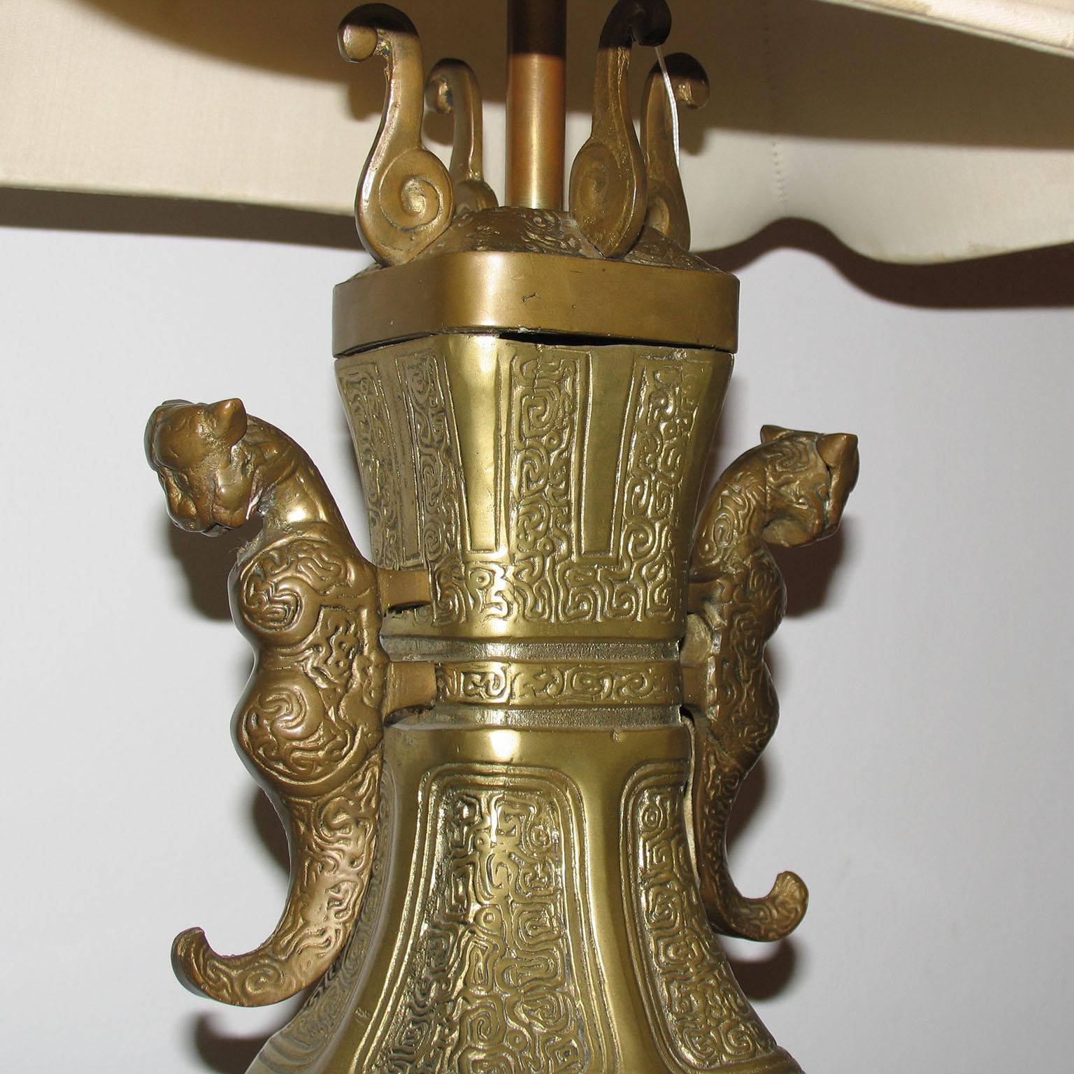Lampade da tavolo cinesi in bronzo con paralumi a pagoda in seta in vendita 2