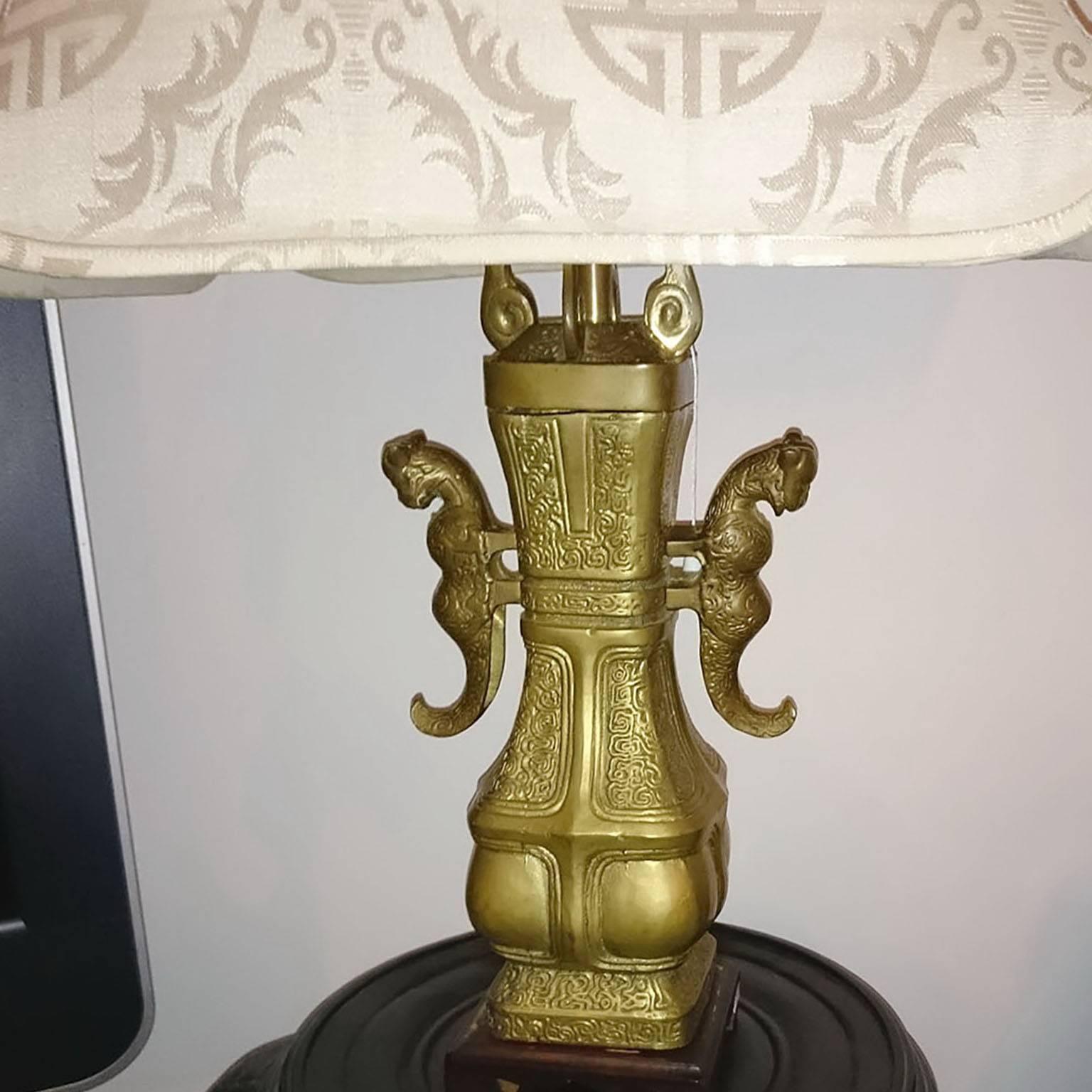 Chinesische Bronze-Tischlampen mit Pagodenschirmen aus Seide im Angebot 7