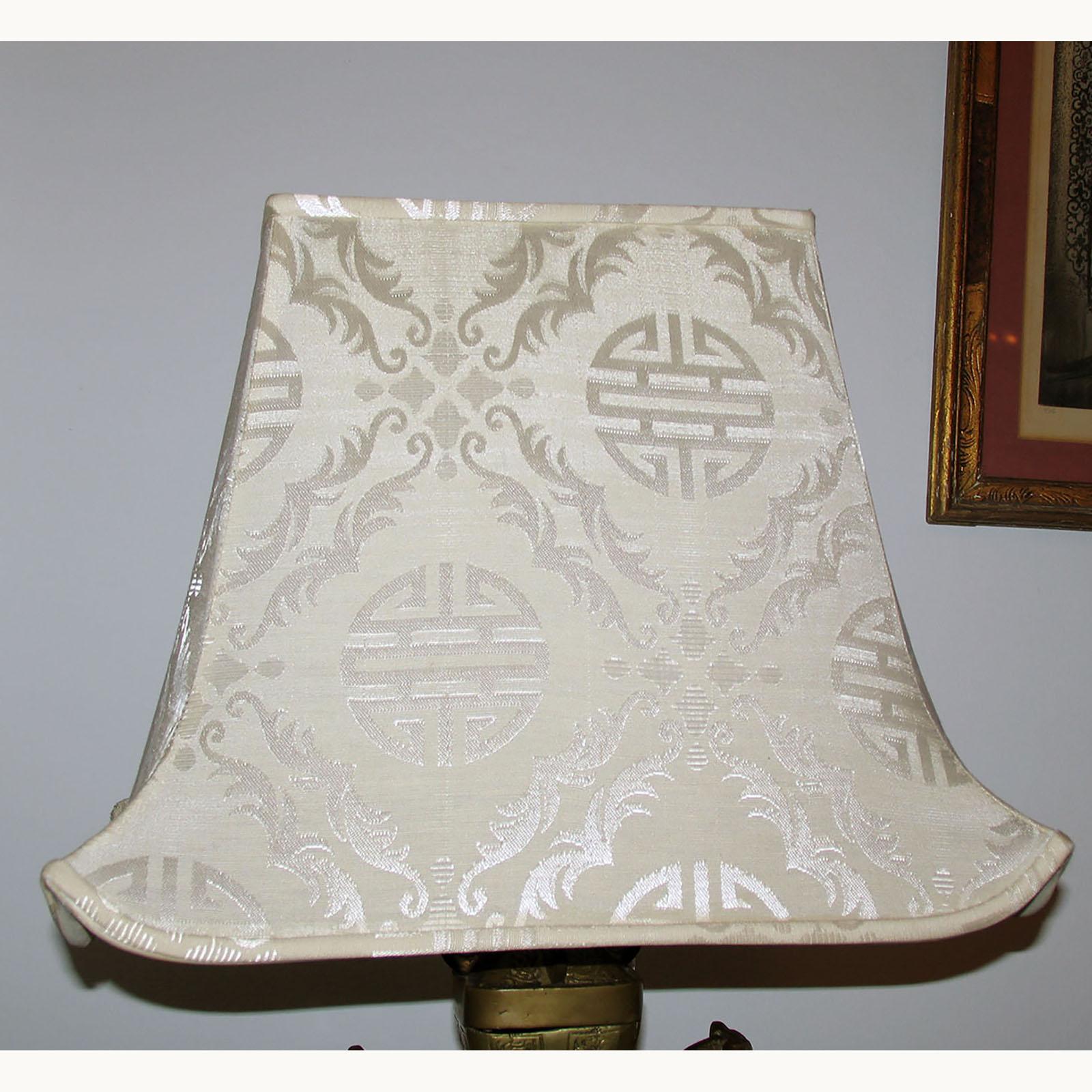 Lampade da tavolo cinesi in bronzo con paralumi a pagoda in seta in vendita 4