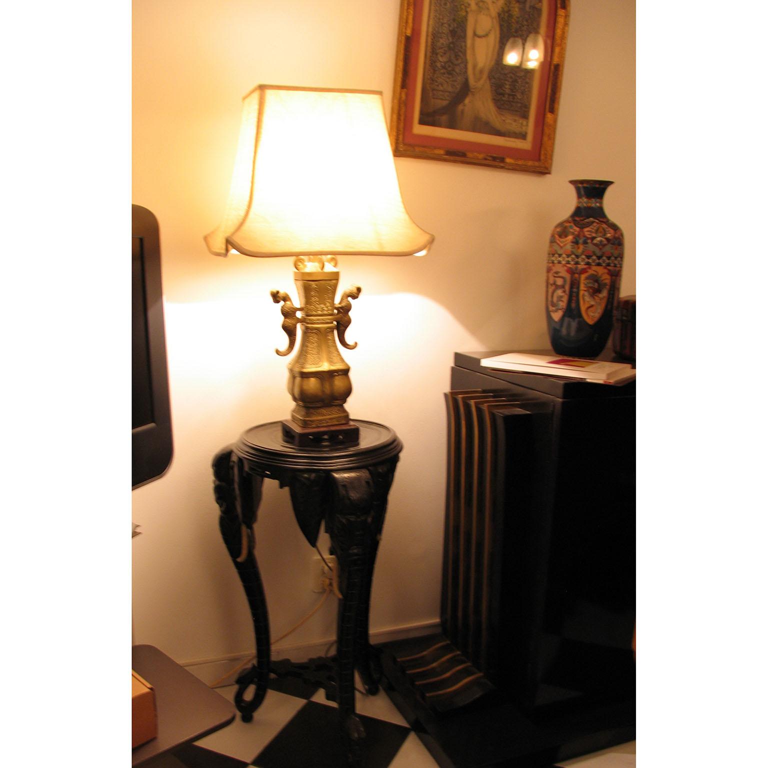 Esportazione cinese Lampade da tavolo cinesi in bronzo con paralumi a pagoda in seta in vendita