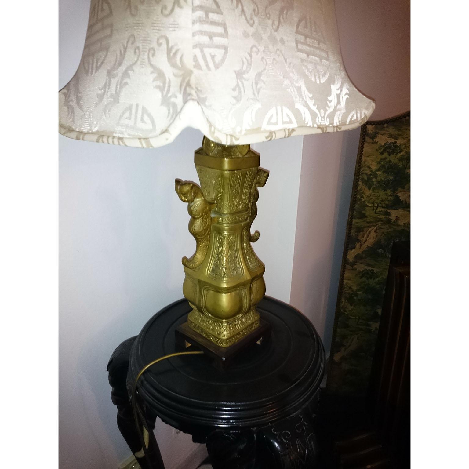 Cinese Lampade da tavolo cinesi in bronzo con paralumi a pagoda in seta in vendita