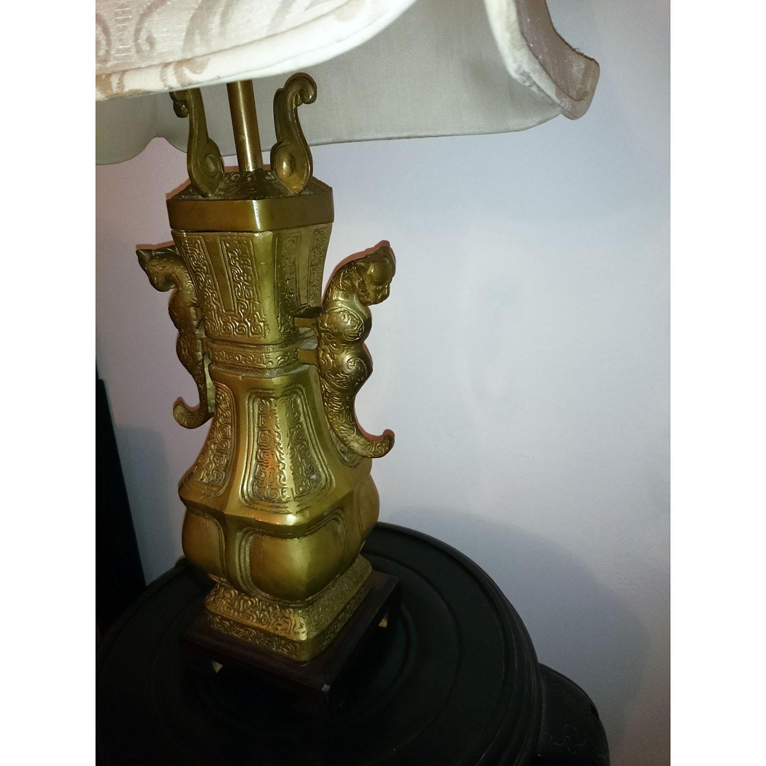 Calco Lampade da tavolo cinesi in bronzo con paralumi a pagoda in seta in vendita