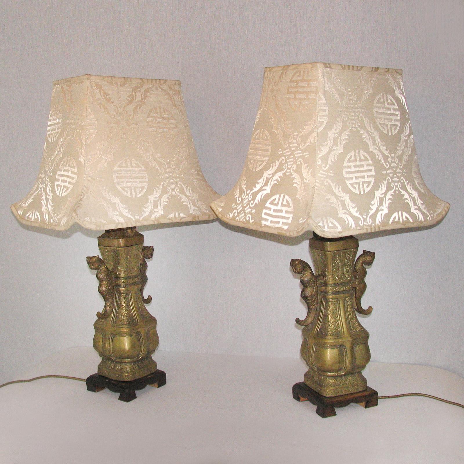 Chinesische Bronze-Tischlampen mit Pagodenschirmen aus Seide im Angebot 1