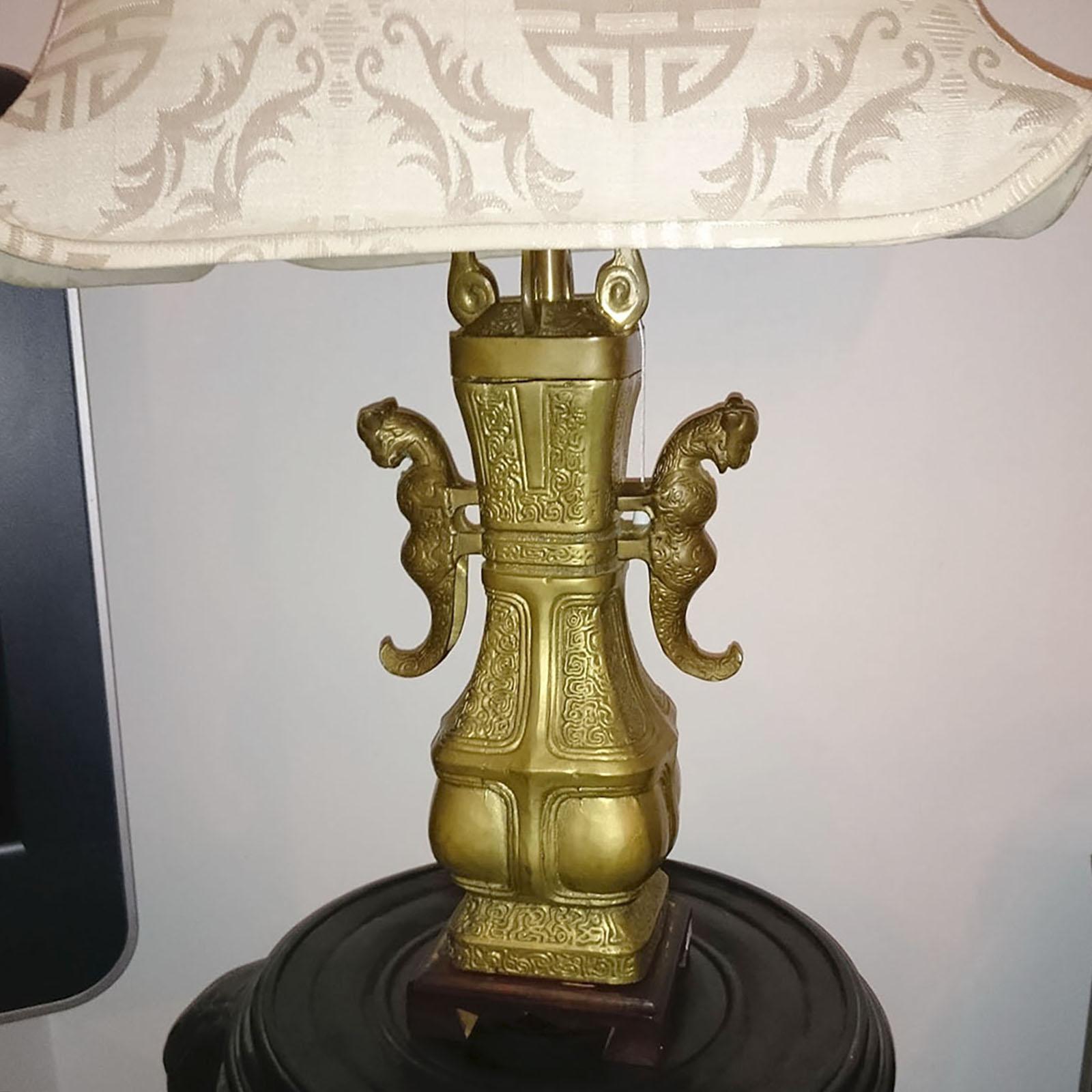 Lampade da tavolo cinesi in bronzo con paralumi a pagoda in seta In condizioni buone in vendita a Bochum, NRW