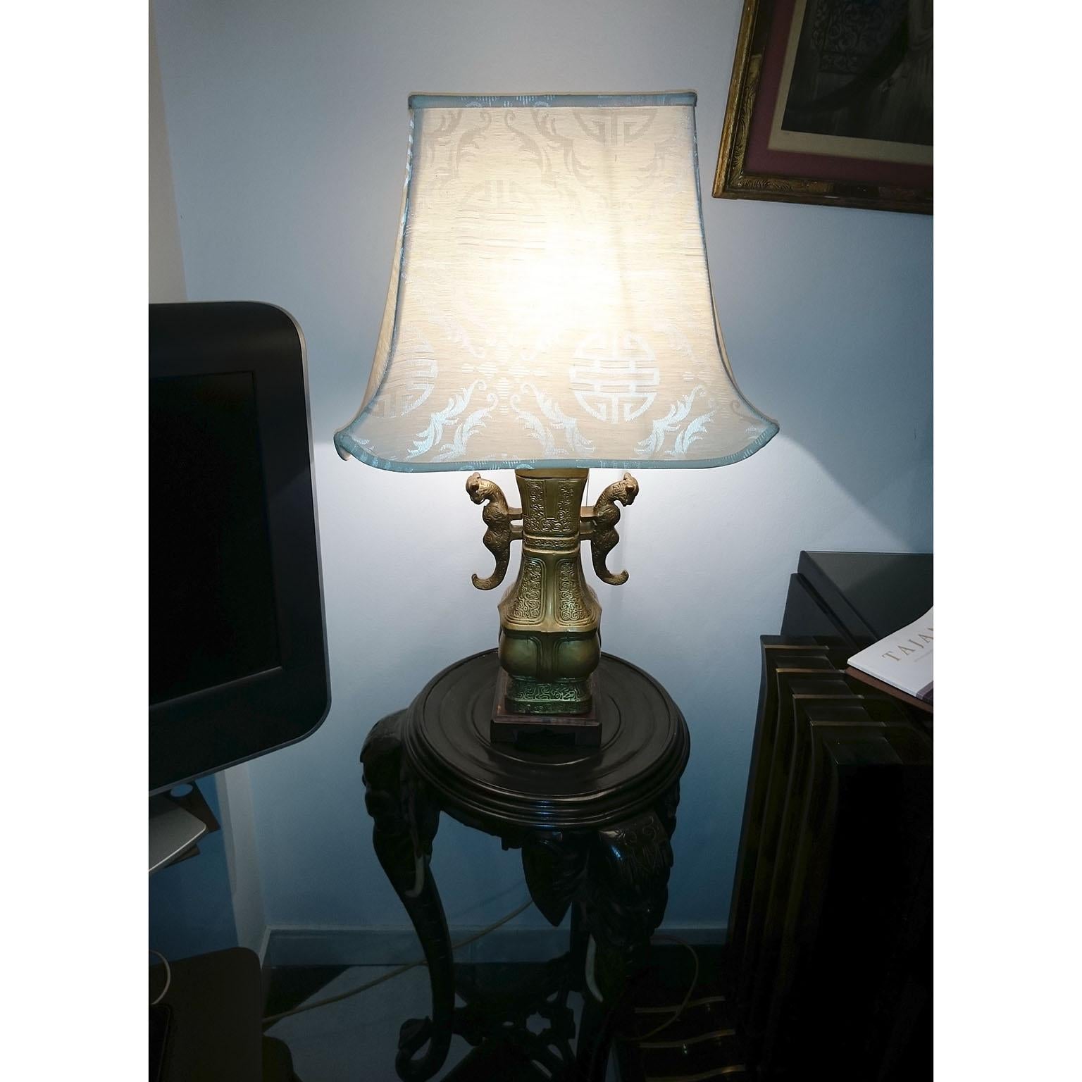 XX secolo Lampade da tavolo cinesi in bronzo con paralumi a pagoda in seta in vendita