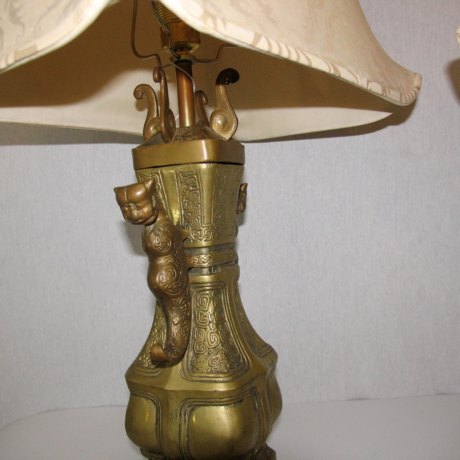 Chinesische Bronze-Tischlampen mit Pagodenschirmen aus Seide im Angebot 3