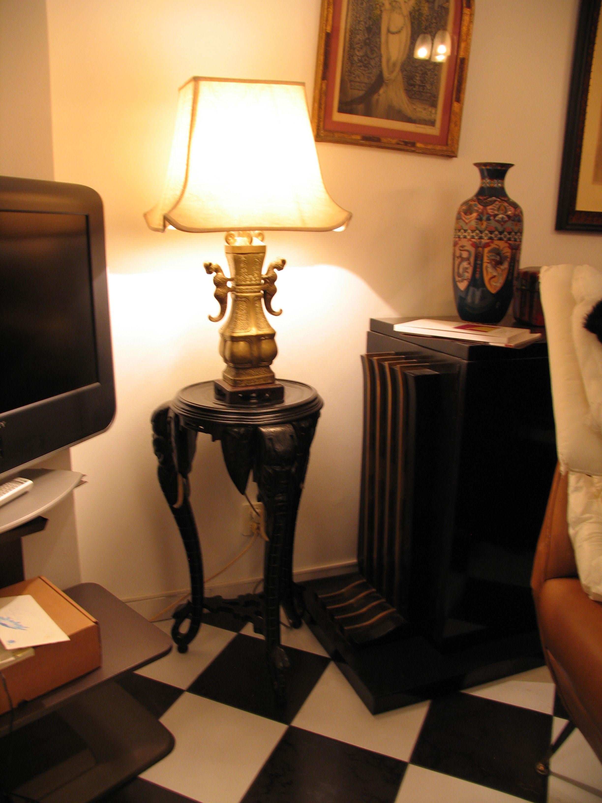 Bronzo Lampade da tavolo cinesi in bronzo con paralumi a pagoda in seta in vendita