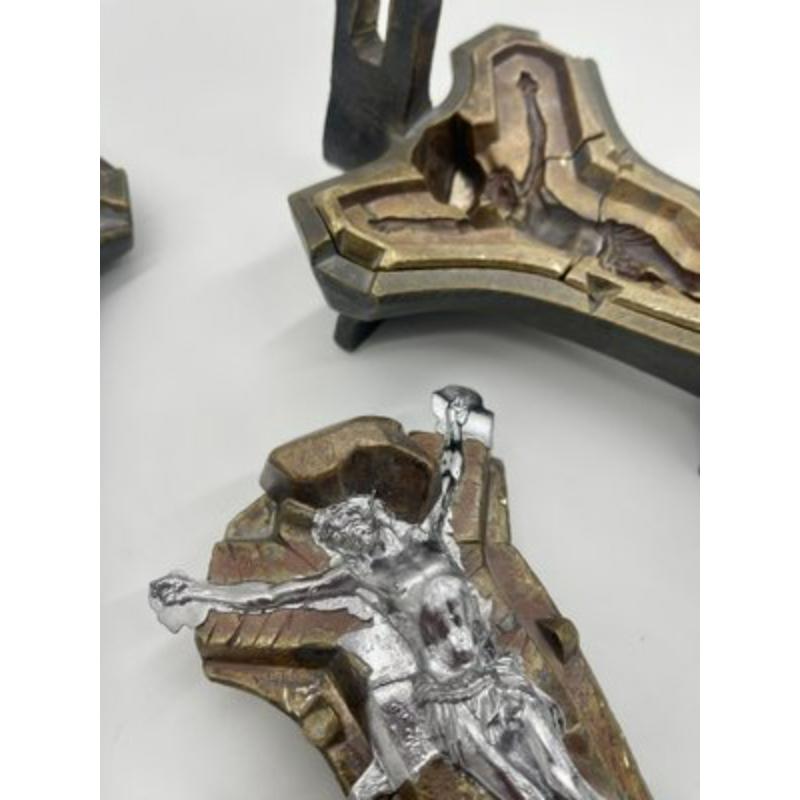 Statuette du Christ en bronze, 1900
 
 Vintage Design
 Rare partie d'un moule en bronze pour une statuette religieuse.
 
 Informations complémentaires :
 Matériau : Bronze
 Couleur : Or
 Période de conception : 1920 à 1949
 Année : 1930
 Pays de