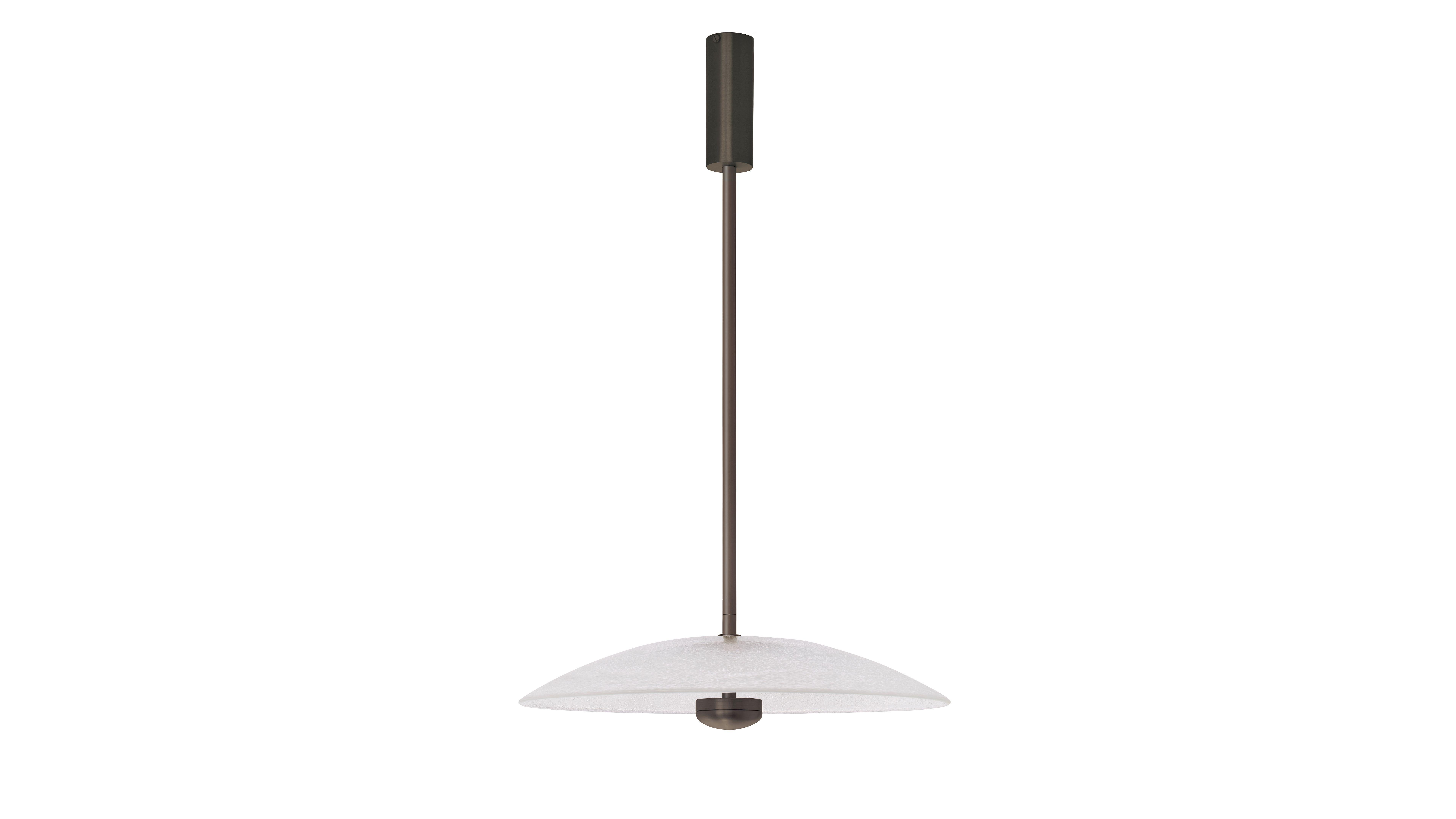 Pendente grande Cielo in bronzo di CTO Lighting
Materiali: Bronzo con vetro fritto a mano
Dimensioni: L 38,5 x P 38,5 x H 22,5 cm

LED integrato - dimmerabile - 8w - 2700k
peso 4,5 kg (9,9 libbre)
fornito con asta di caduta da 1000 mm
per