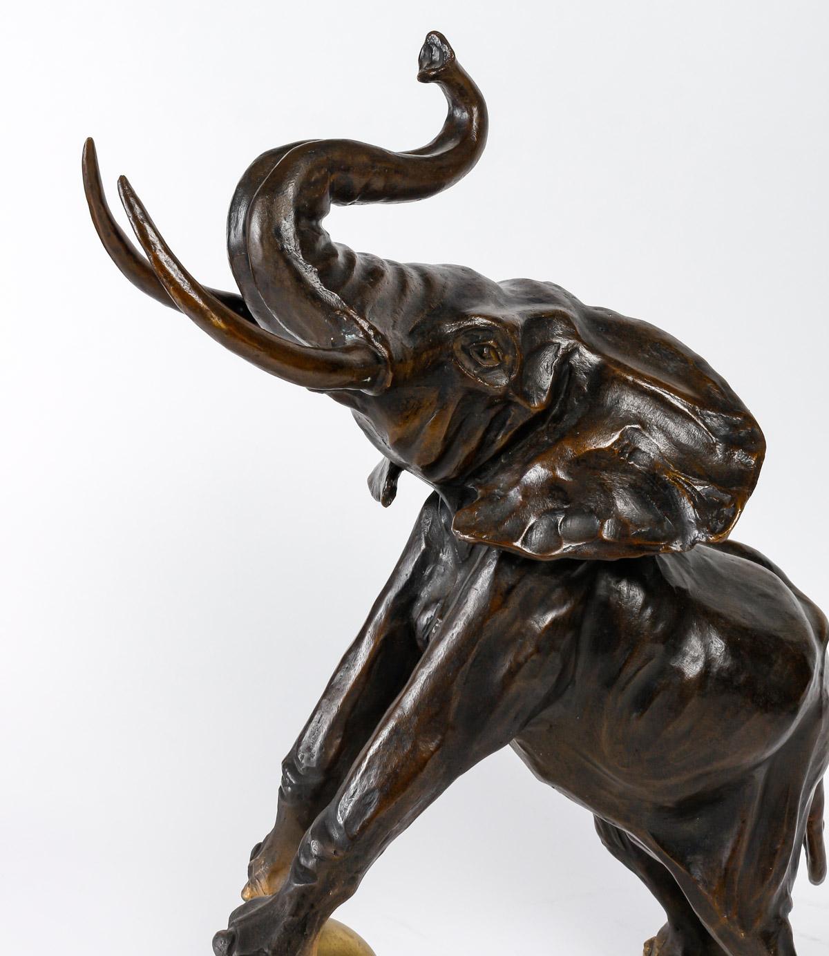 Bronze Circus Elephant Sculpture by Artist Hadrien David.

Bronze, sculpture of a circus elephant in patinated and gilded bronze by the artist Hadrien David, edition 7/8, Contemporary sculpture, XXIst century.
h: 50cm, l: 43cm, p: 23cm

