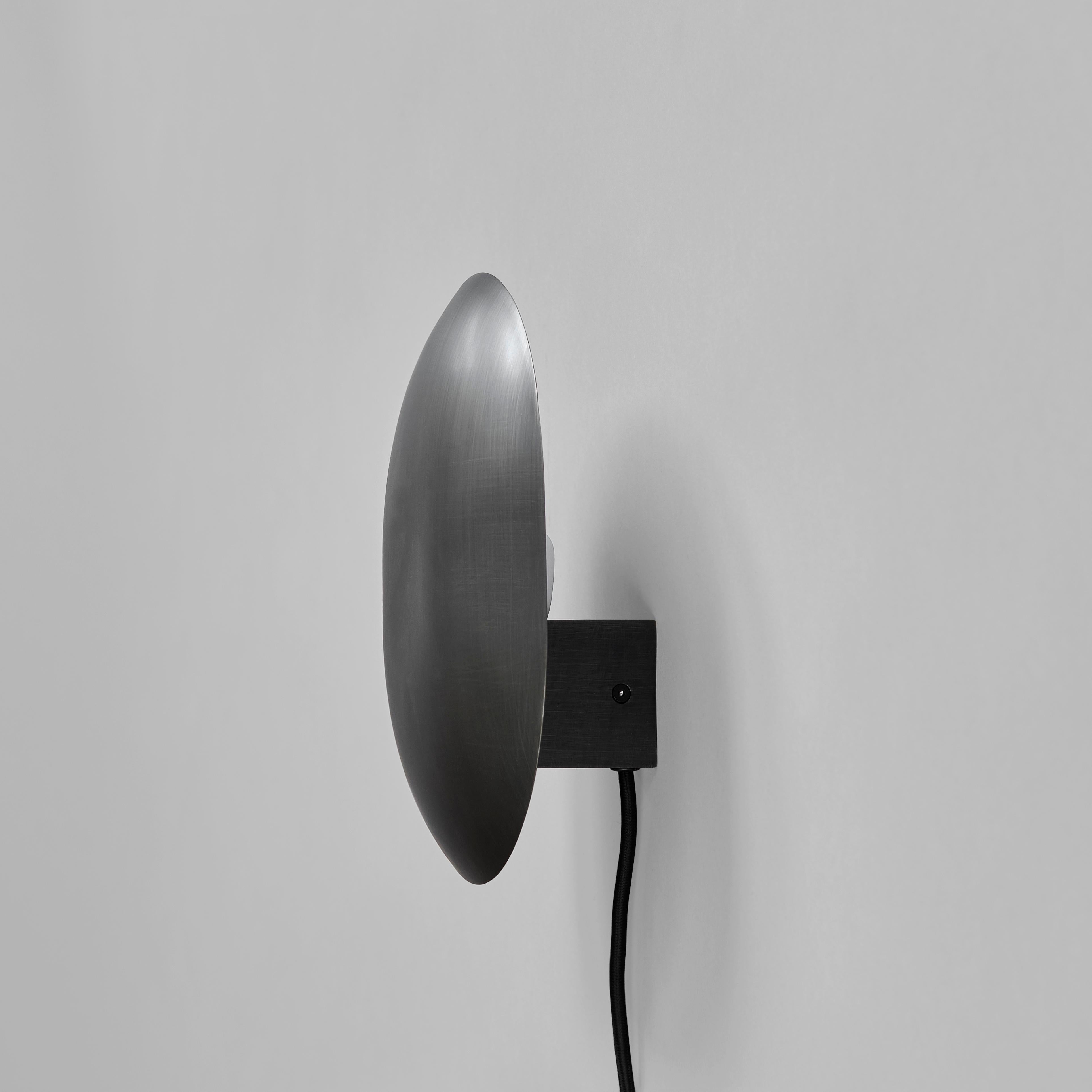 Bronze clam wall lamp by 101 Copenhagen
Designed by Kristian Sofus Hansen & Tommy Hyldahl
Dimensions: L 14 x W 22 x H 26 cm
Cable length: 170 cm

Materials: metal: plated metal / bronze
Cable: fabric covered cable / black

Characterized by
