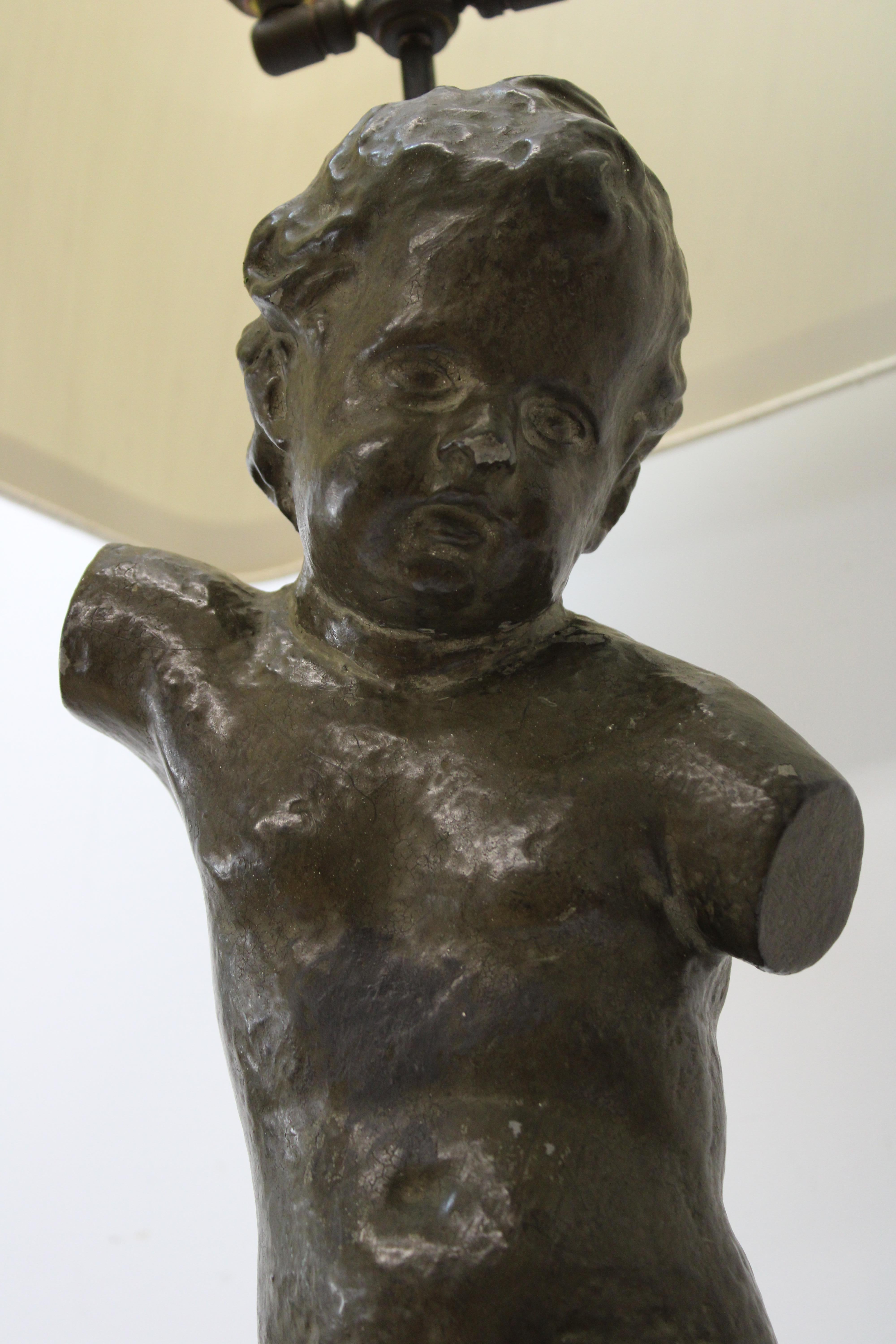 Klassische Bronzefigur auf Marmorsockel mit Schirm, Bronze im Angebot 1