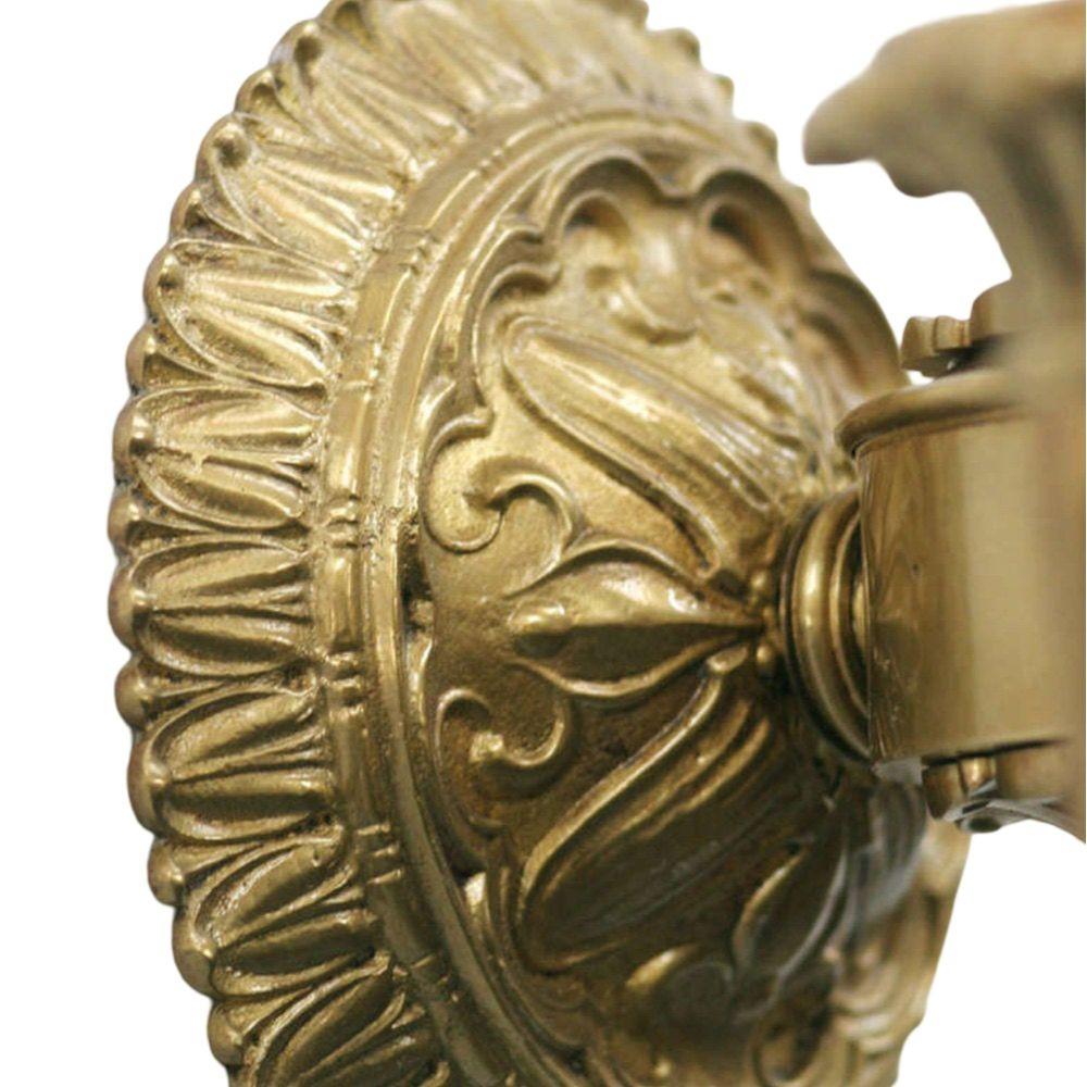 Applique da parete in bronzo massiccio con 3 prese elettriche singole. Viene fornito con i globi in vetro lattimo della torcia francese abbinati.