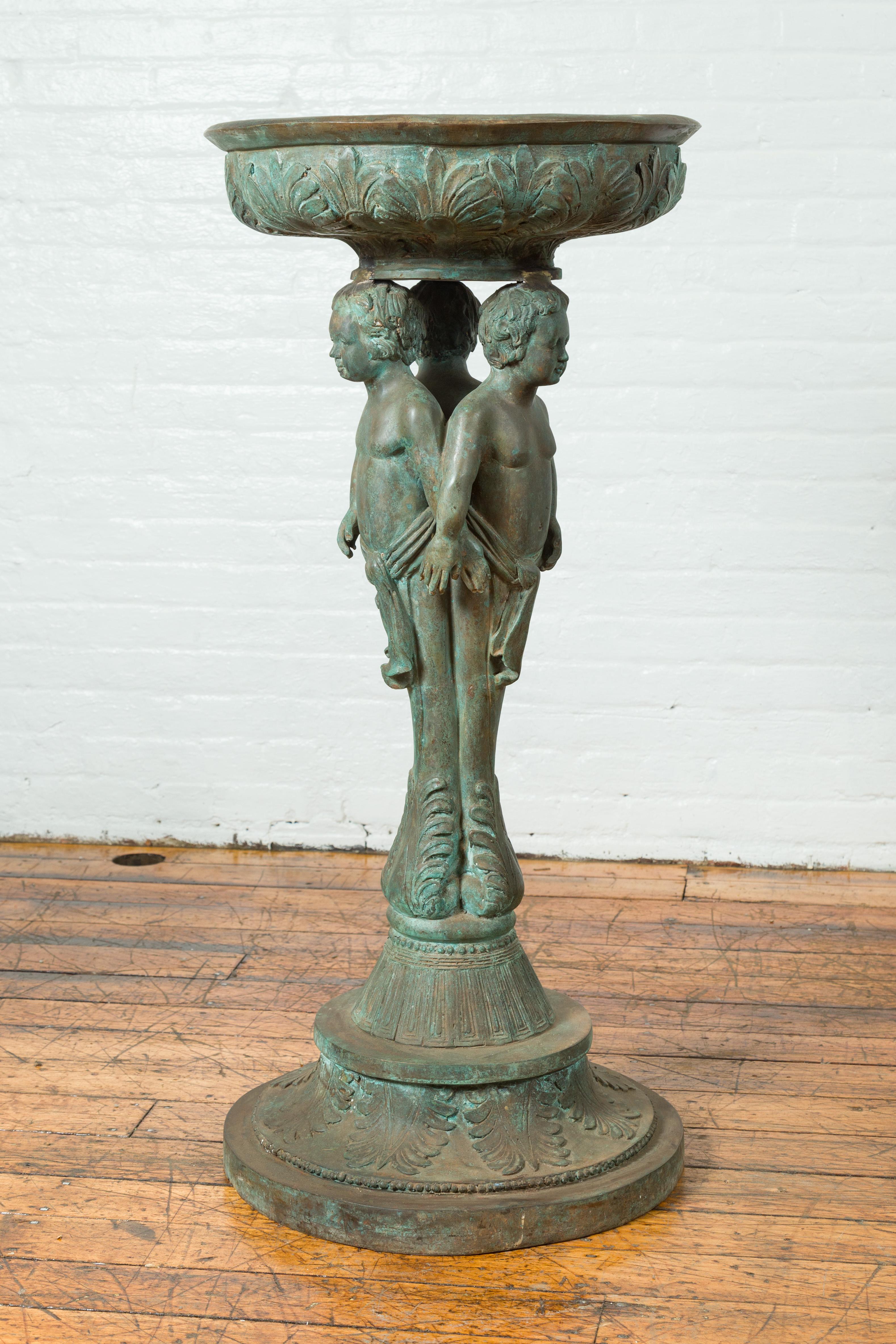 Urne en bronze classique à triple chérubin avec patine vert-de-gris Bon état - En vente à Yonkers, NY