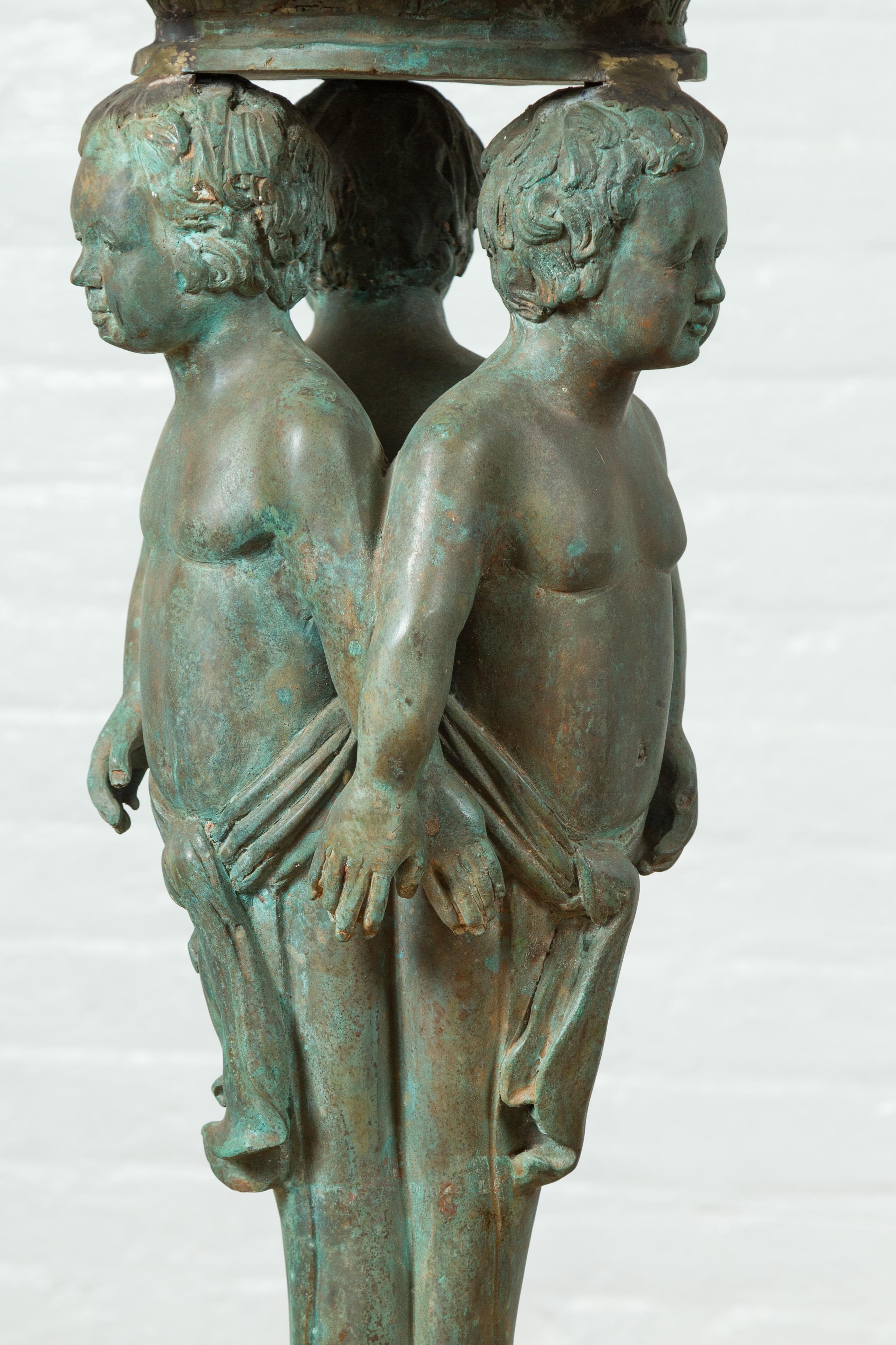 Klassische dreifache Cherub-Pflanzgefäßurne aus Bronze mit Verdigris-Patina (20. Jahrhundert) im Angebot