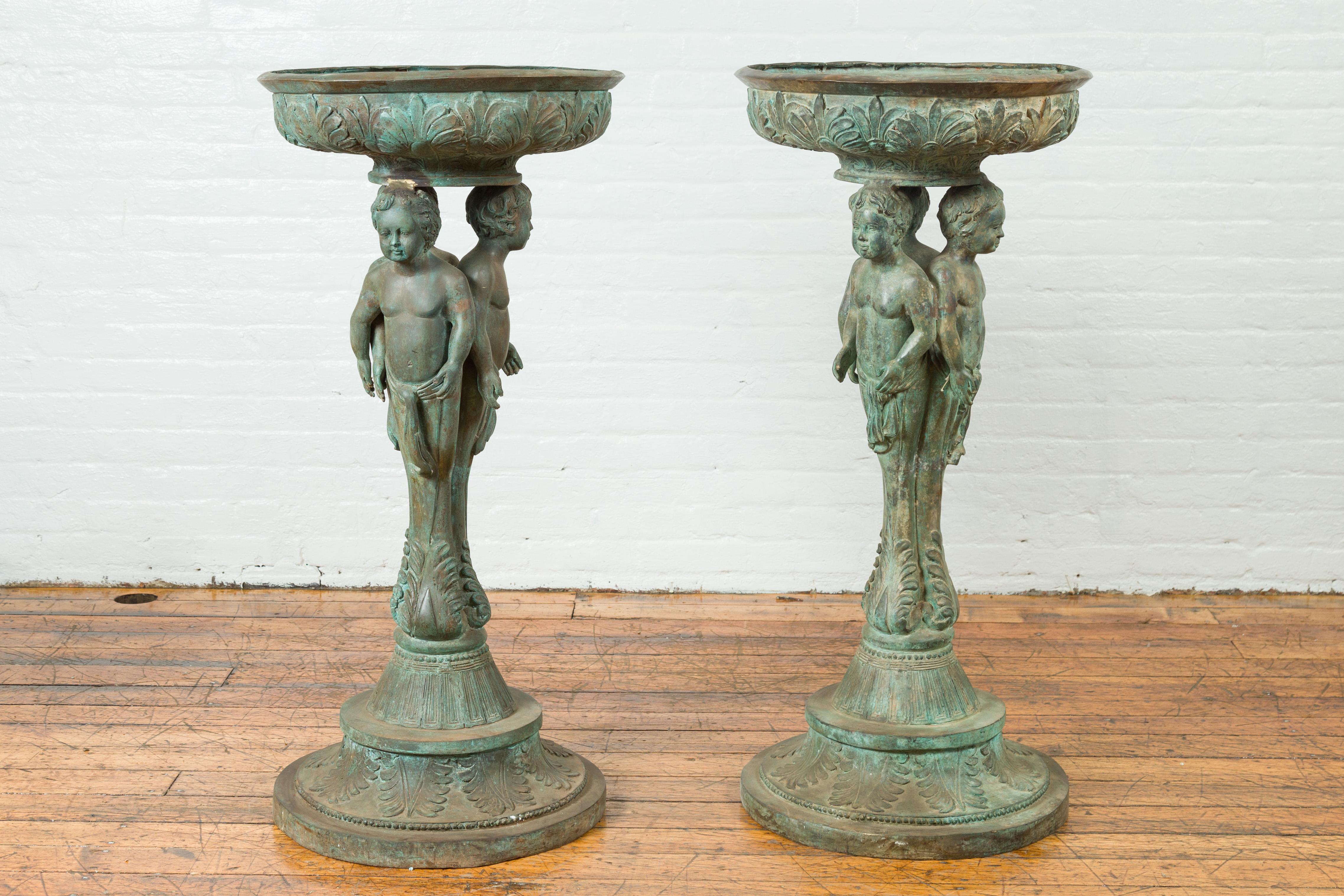 Bronze Urne en bronze classique à triple chérubin avec patine vert-de-gris en vente