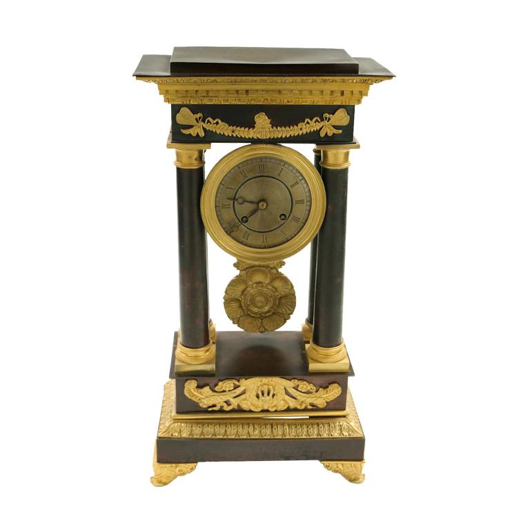Französische Restaurationszeitaltere  Uhr aus patinierter und vergoldeter Bronze