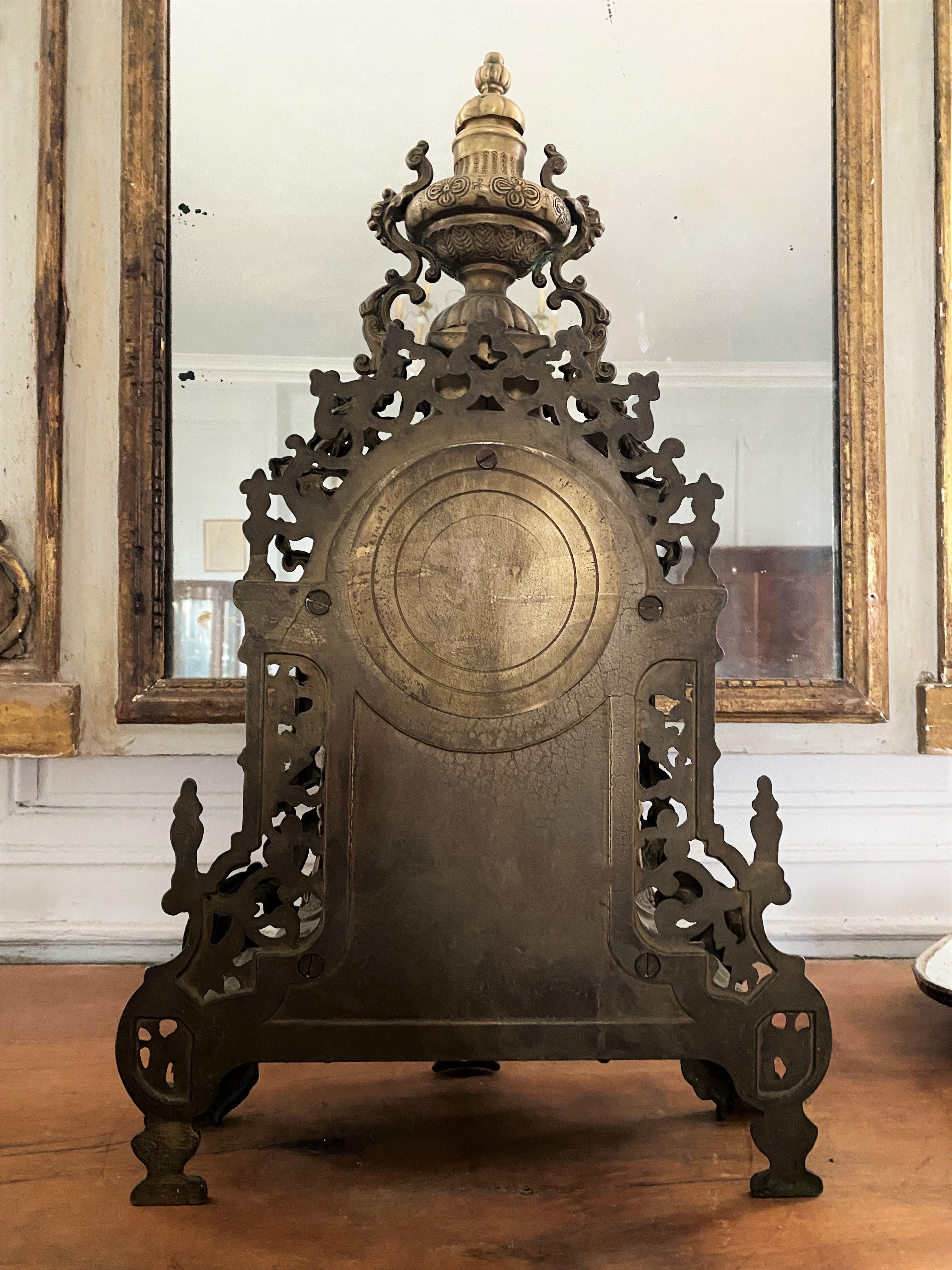 Horloge décorative dorée de style Louis XIV  en vente 3