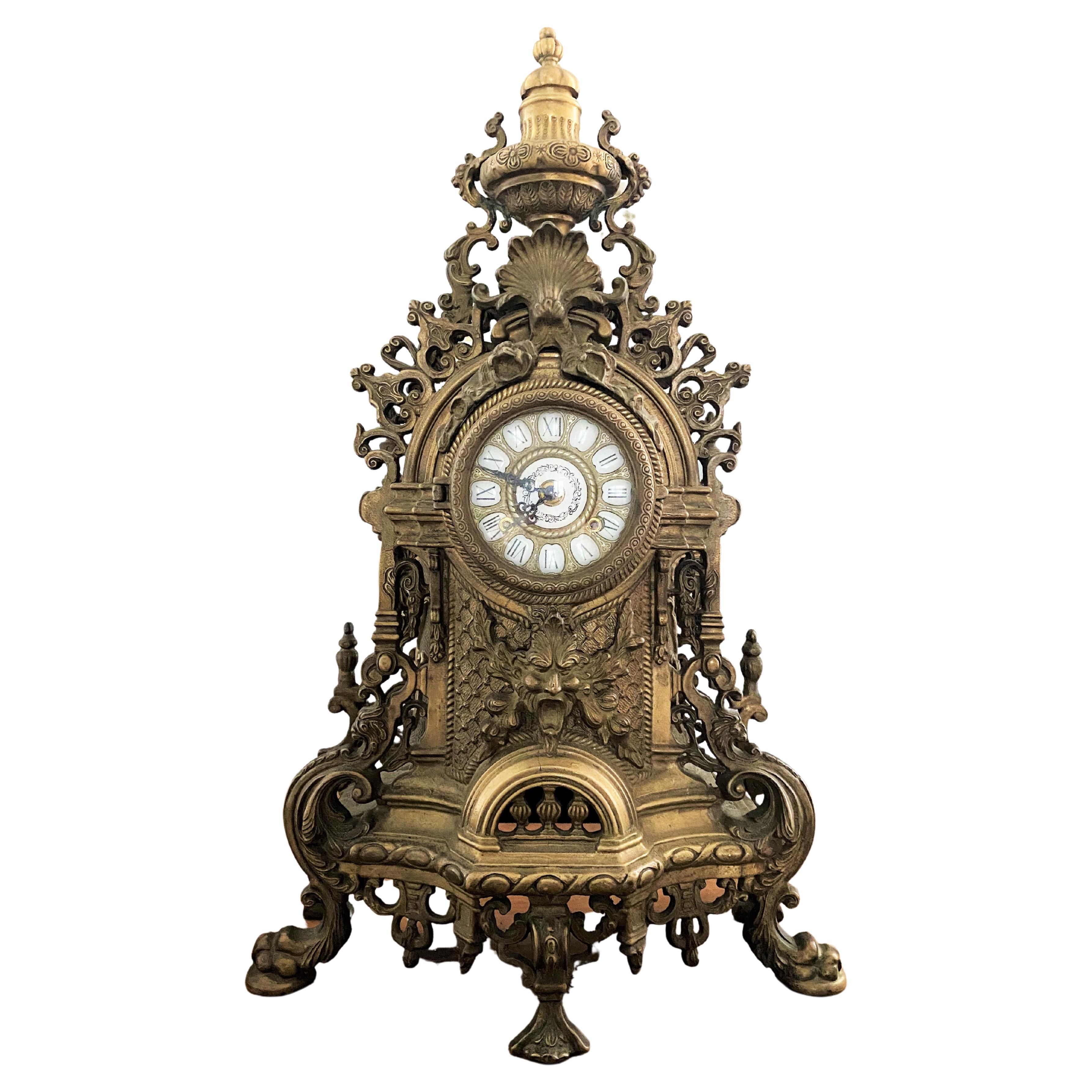 Horloge décorative dorée de style Louis XIV  en vente