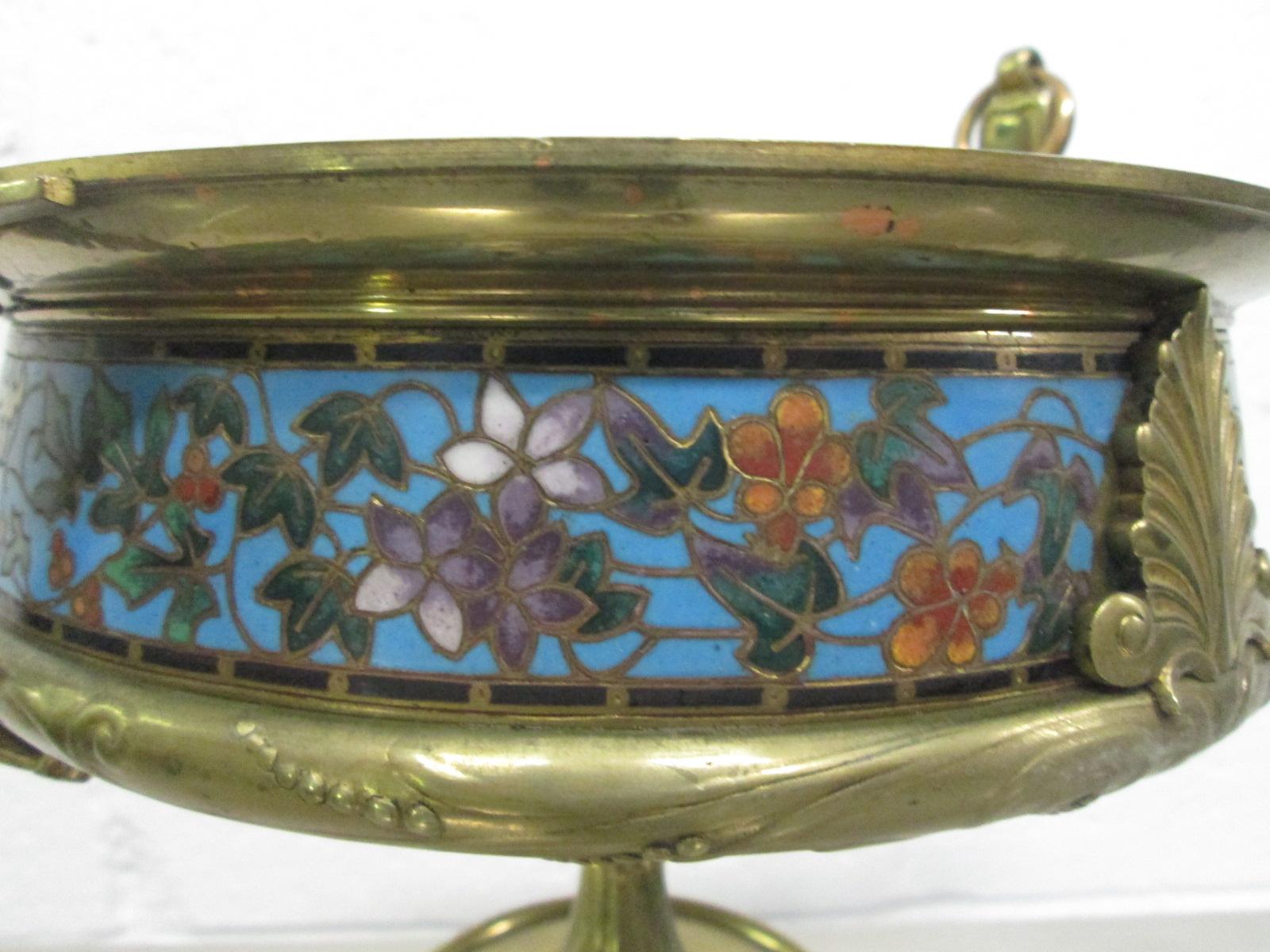 Cloisonné-Schale aus französischer Bronze als Tafelaufsatz. Hat Patina und einen Sockel aus Onyx.
