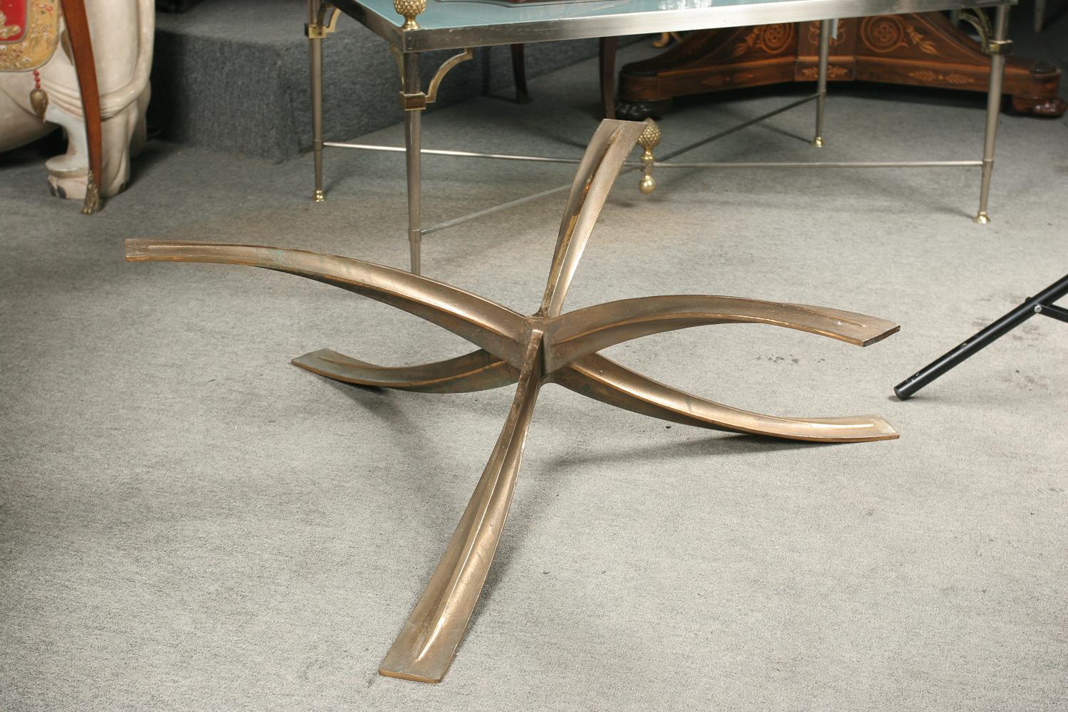 Français Table basse en bronze de Michel Mangematin