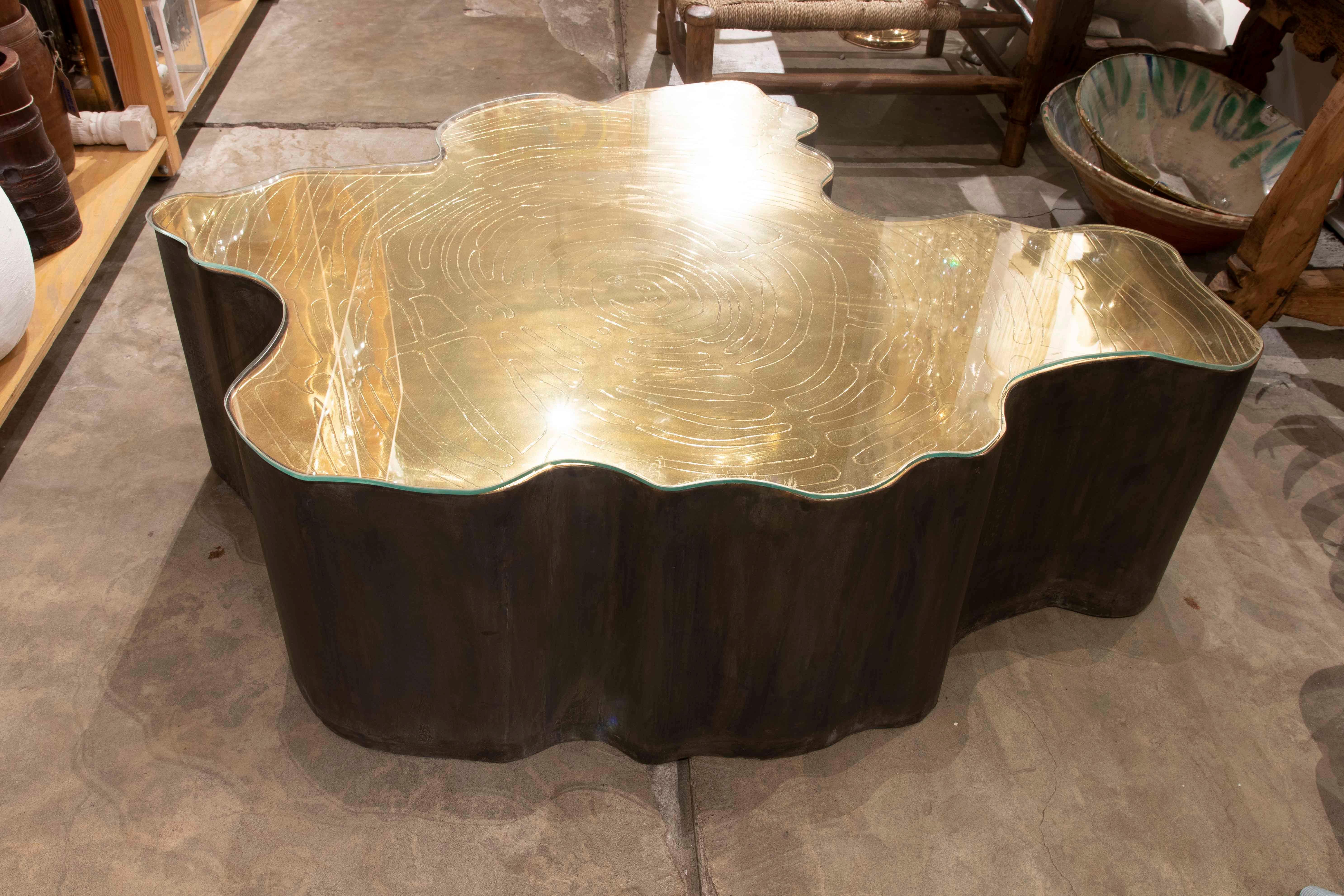 Table basse en bronze en forme de tronc d'arbre sculpté avec plateau en verre 5