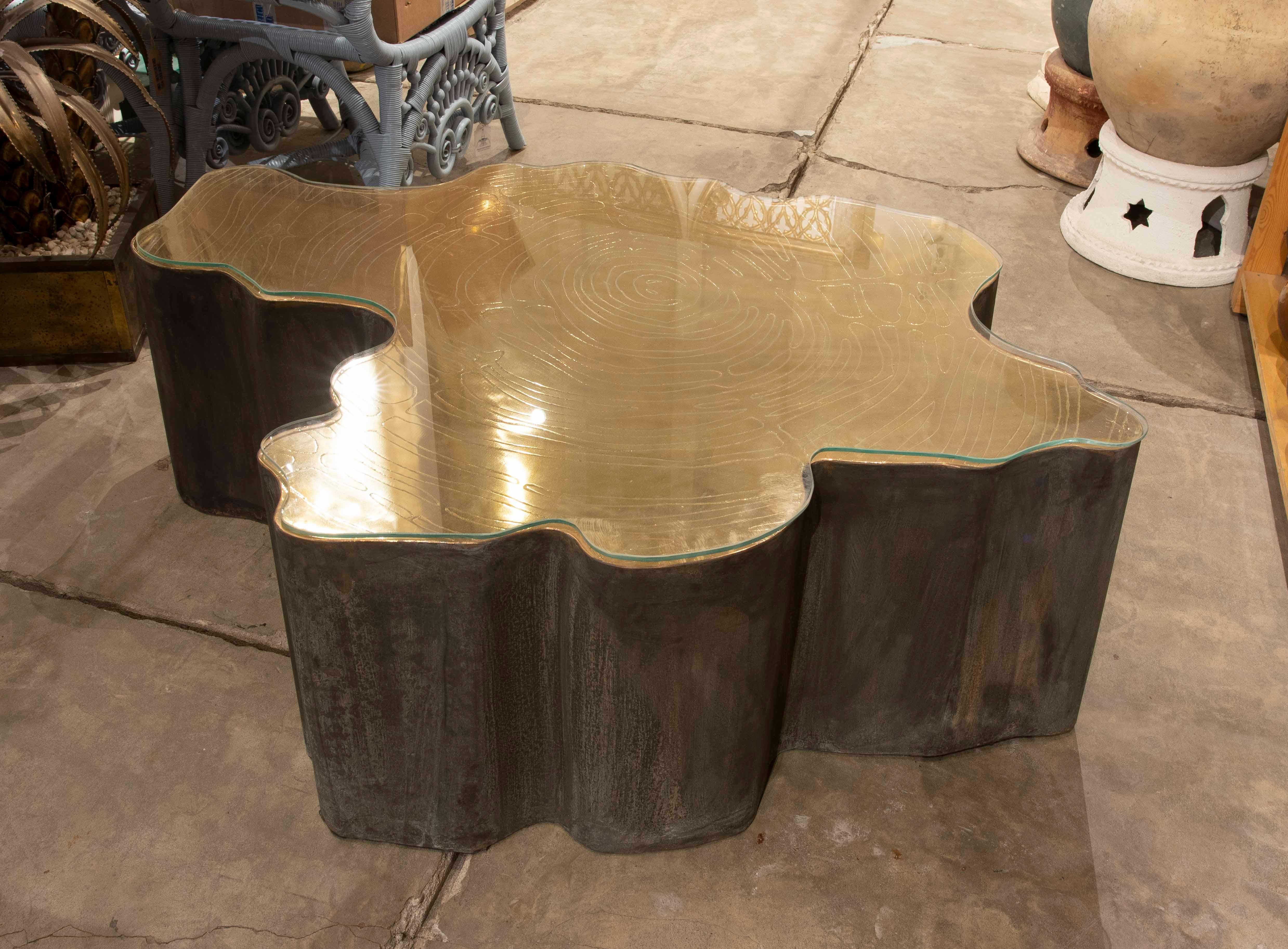 Français Table basse en bronze en forme de tronc d'arbre sculpté avec plateau en verre