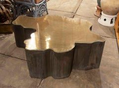 Couchtisch aus Bronze in Form einer geschnitzten Baumtruhe mit Glasplatte