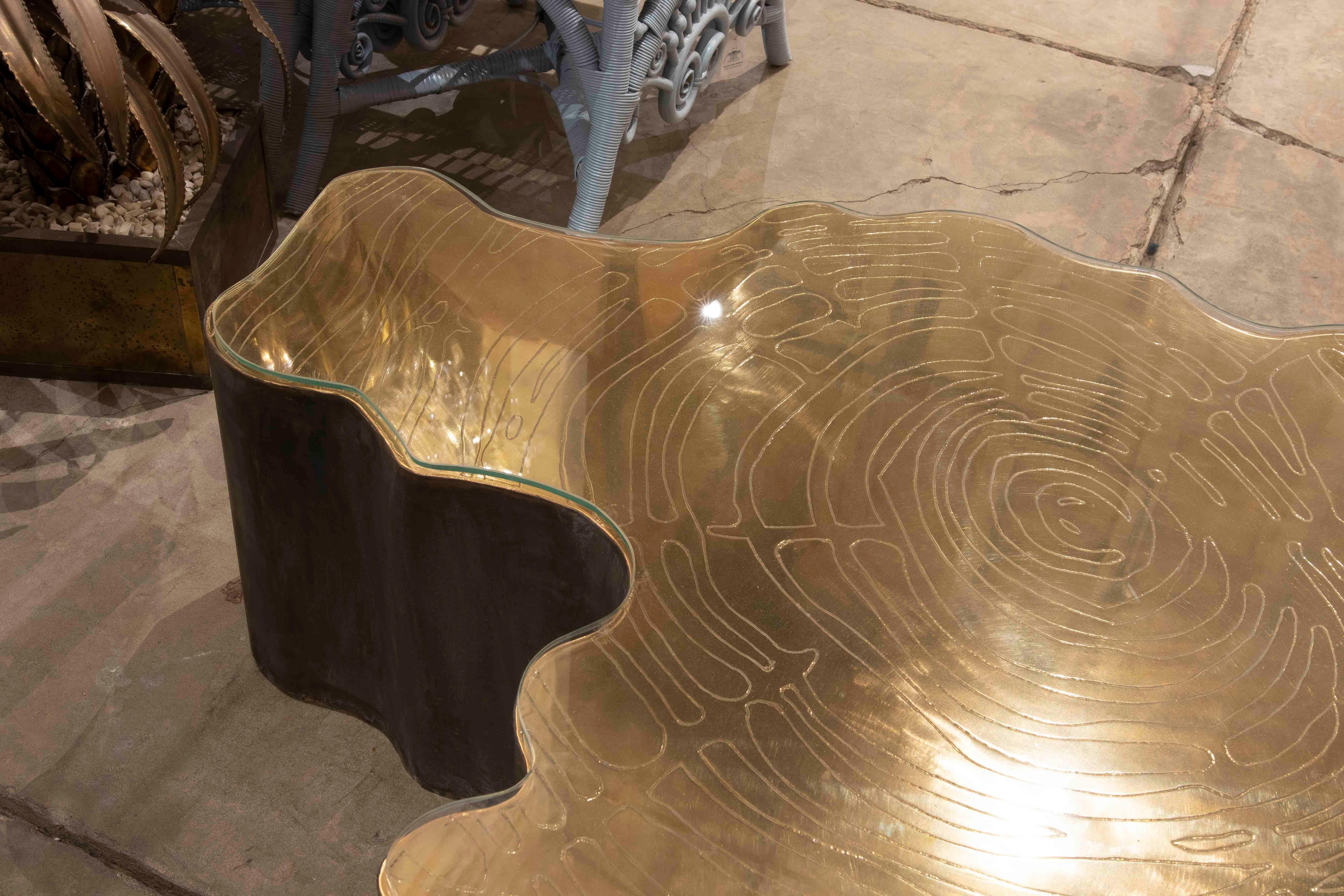 Table basse en bronze en forme de tronc d'arbre sculpté avec plateau en verre Bon état à Marbella, ES