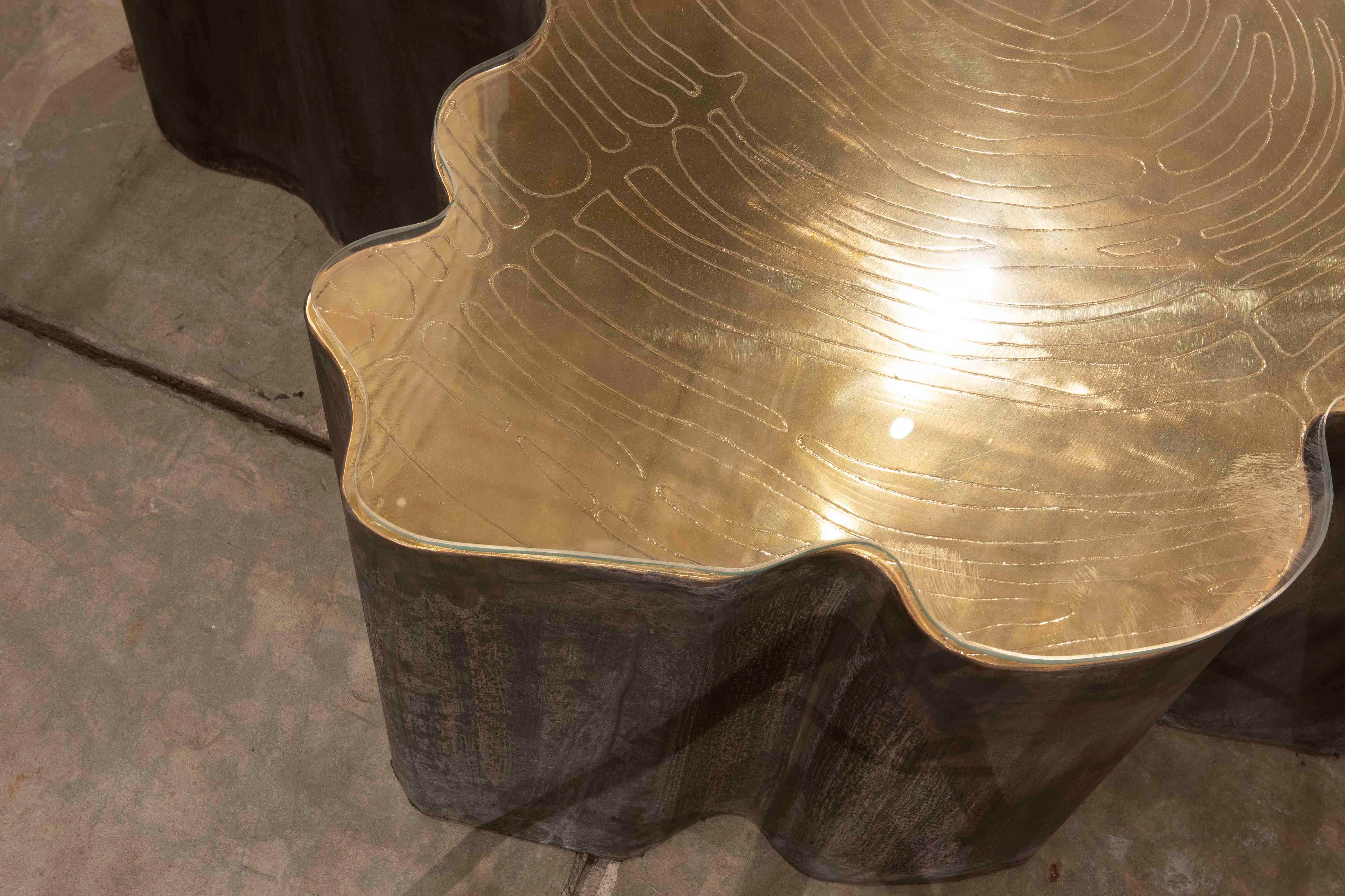 Bronze Table basse en bronze en forme de tronc d'arbre sculpté avec plateau en verre