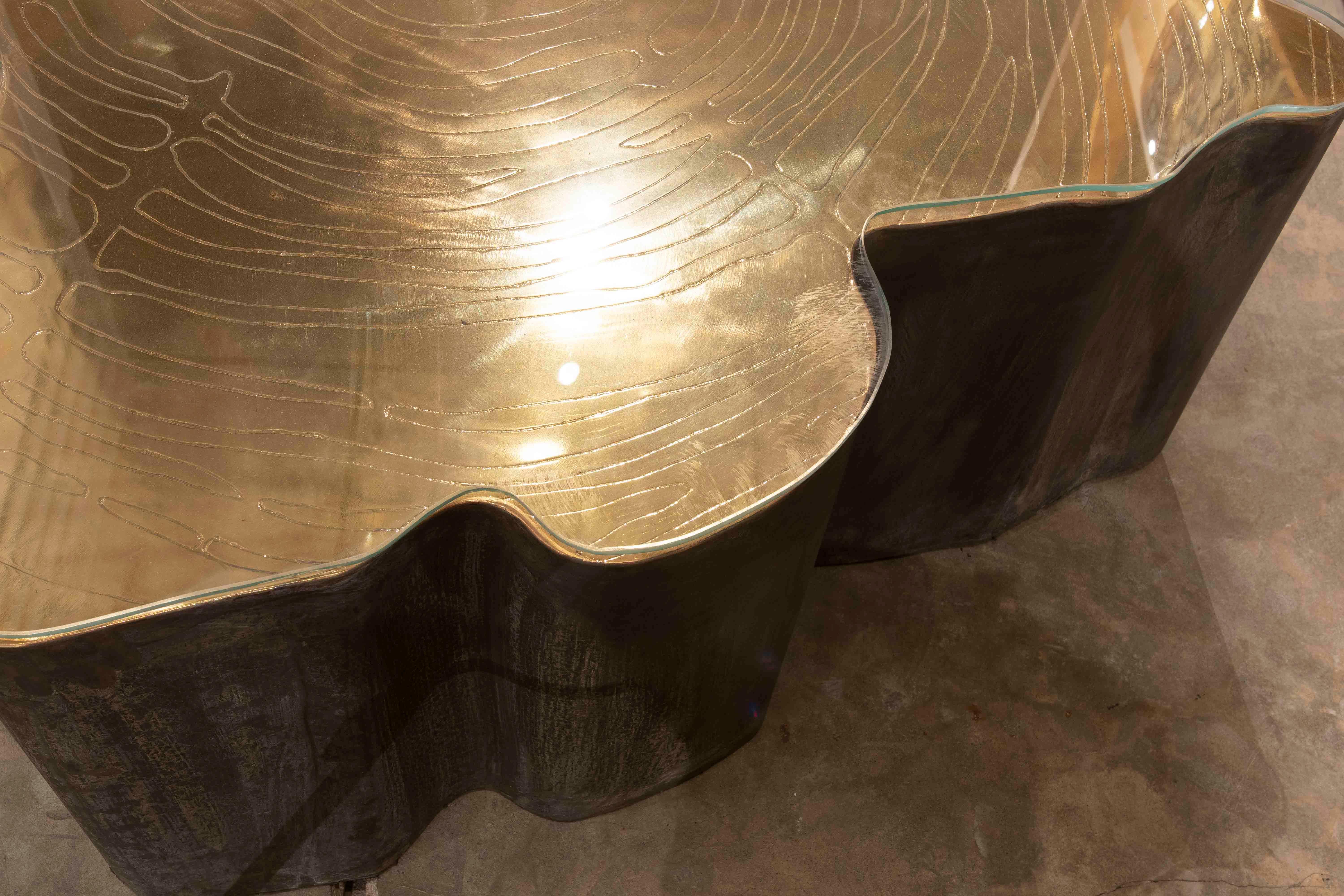 Table basse en bronze en forme de tronc d'arbre sculpté avec plateau en verre 1
