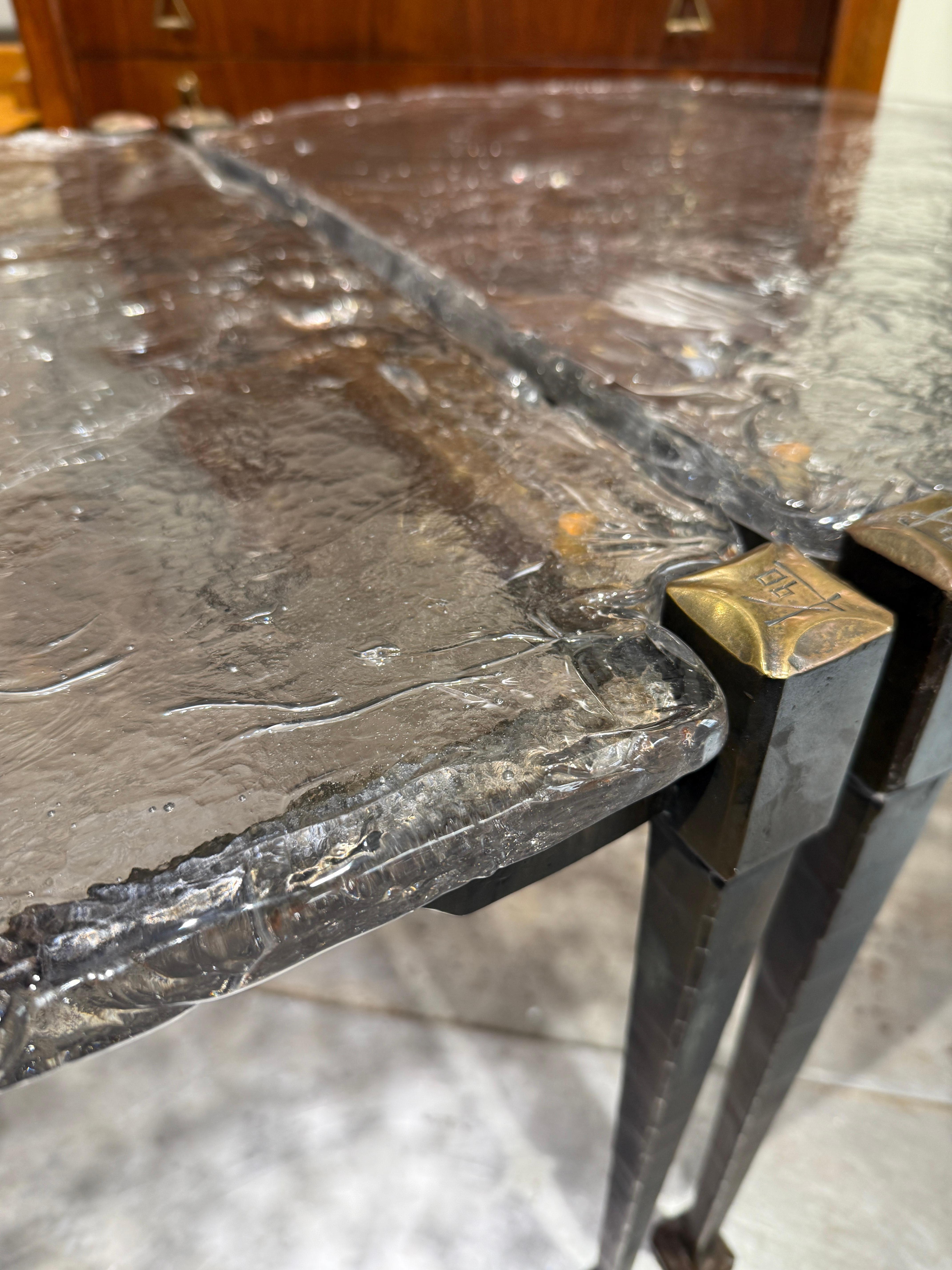 Schöner Couchtisch signiert von Lothar Klute - 1990
Sockel aus 2 Teilen in Bronze gegossen Glasplatte 
Perfekter Zustand 