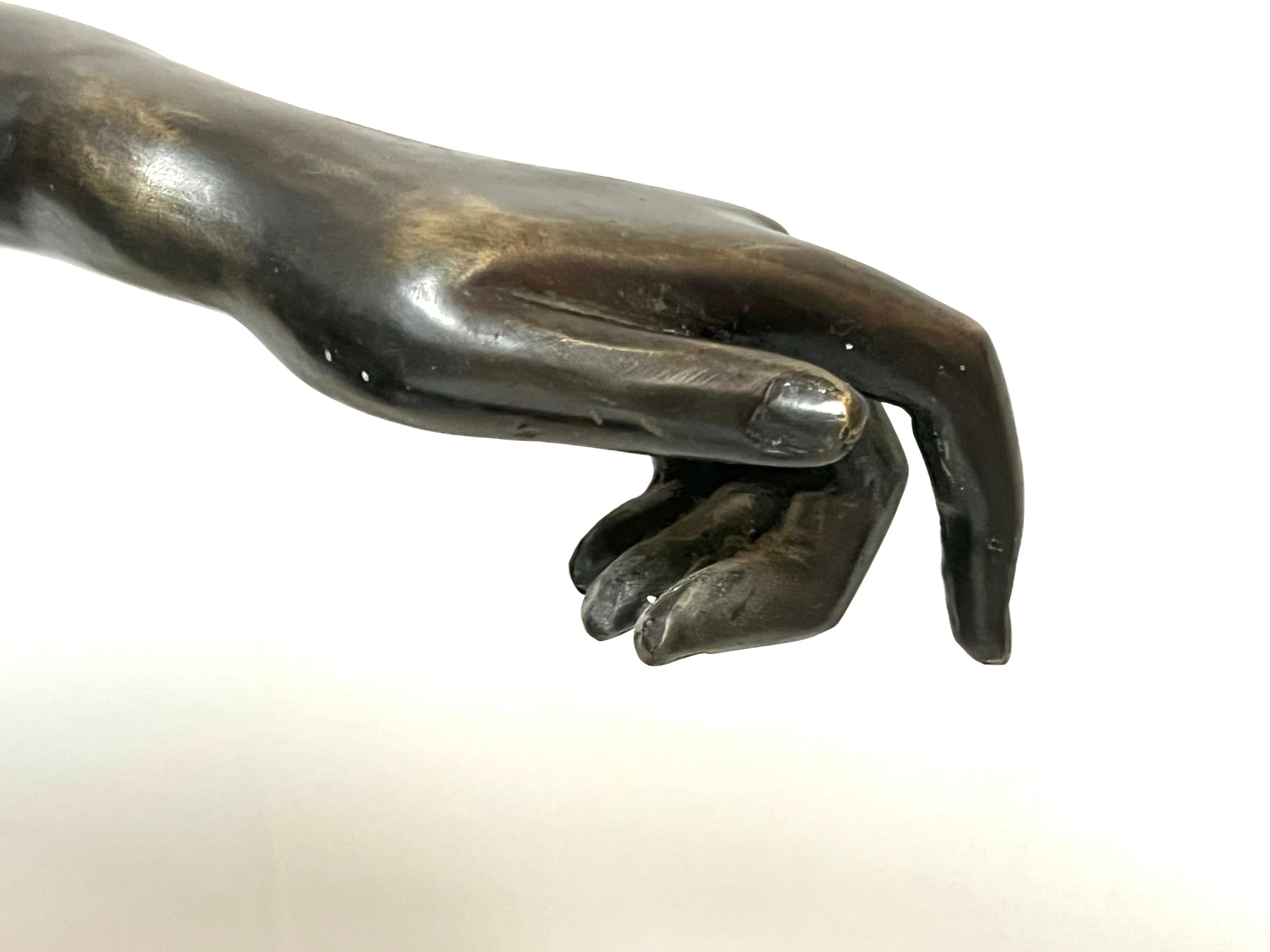 Tavolino in bronzo con scultura nuda che regge il piano in vetro 4