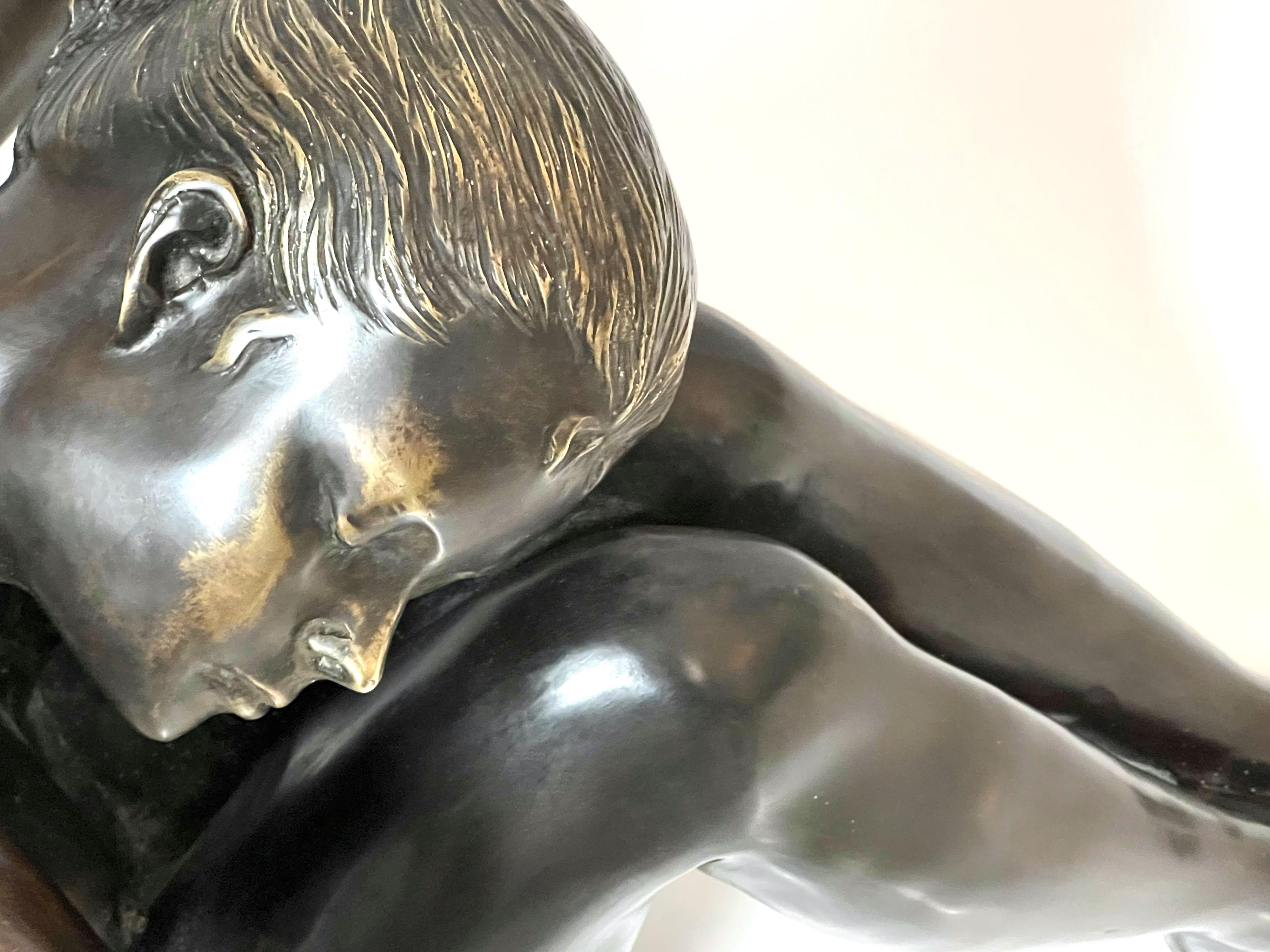Tavolino in bronzo con scultura nuda che regge il piano in vetro 8